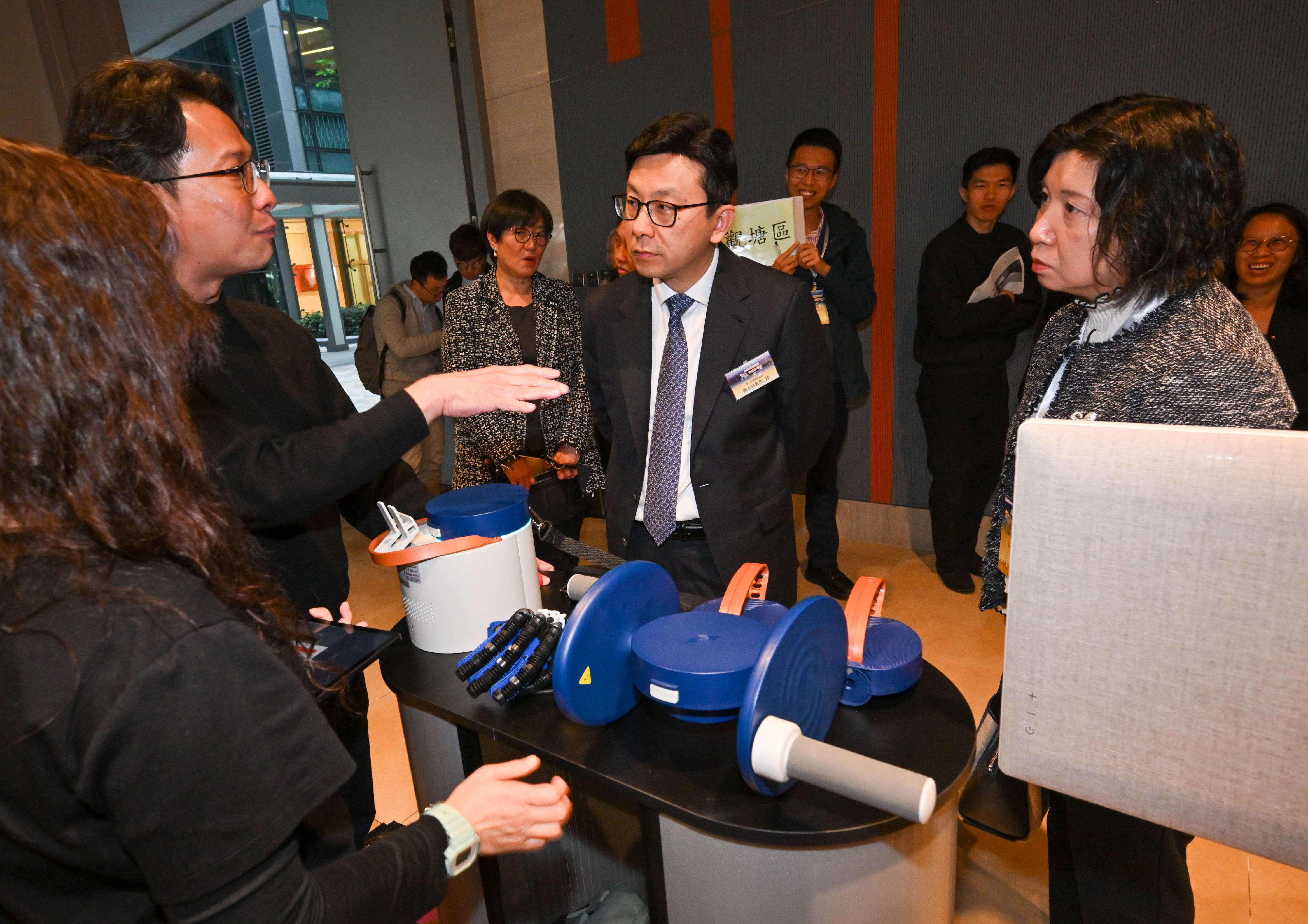 社會福利署今日（一月十三日）舉辦「齊撐照顧者行動&mdash;全城友善嘉許禮」，表揚照顧者及積極支援照顧者的鄰舍和僱主，呼籲社會各界繼續支持和關懷照顧者；並同場舉行「照顧者科技產品展」，展示適合在家居使用的樂齡科技產品。圖示勞工及福利局局長孫玉菡（中）及其他嘉賓參觀和體驗科技產品。