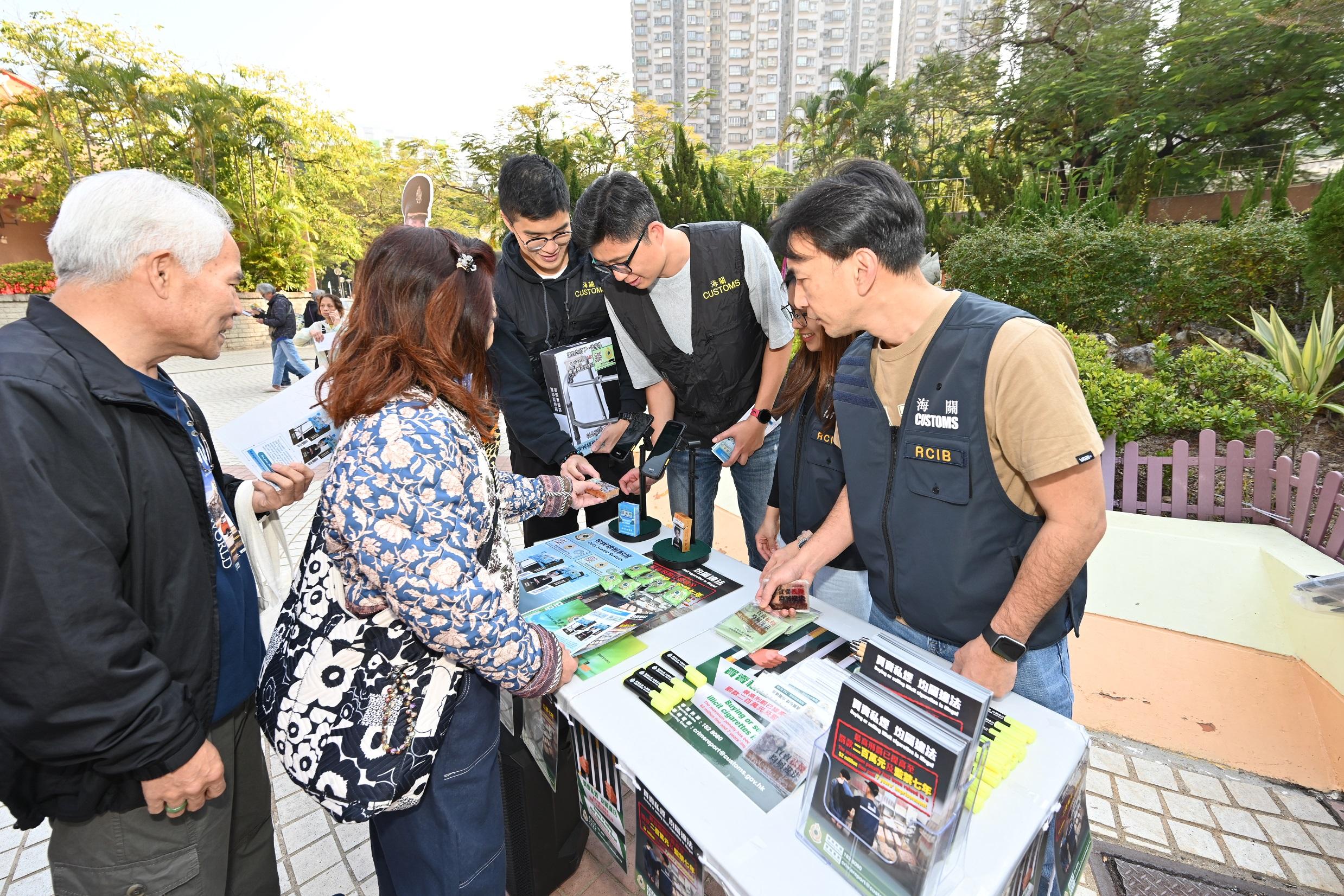 Hong Kong Customs today (January 13) conducted a joint anti-illicit cigarette publicity campaign with members of the Sha Tin District Council, the Tobacco and Alcohol Control Office of the Department of Health, the Police and the Housing Department at Lung Hang Estate and Mei Lam Estate in Tai Wai and publicised the Duty Stamp System. Photo shows Customs officers explaining anti-illicit cigarette messages and the Duty Stamp System to residents.