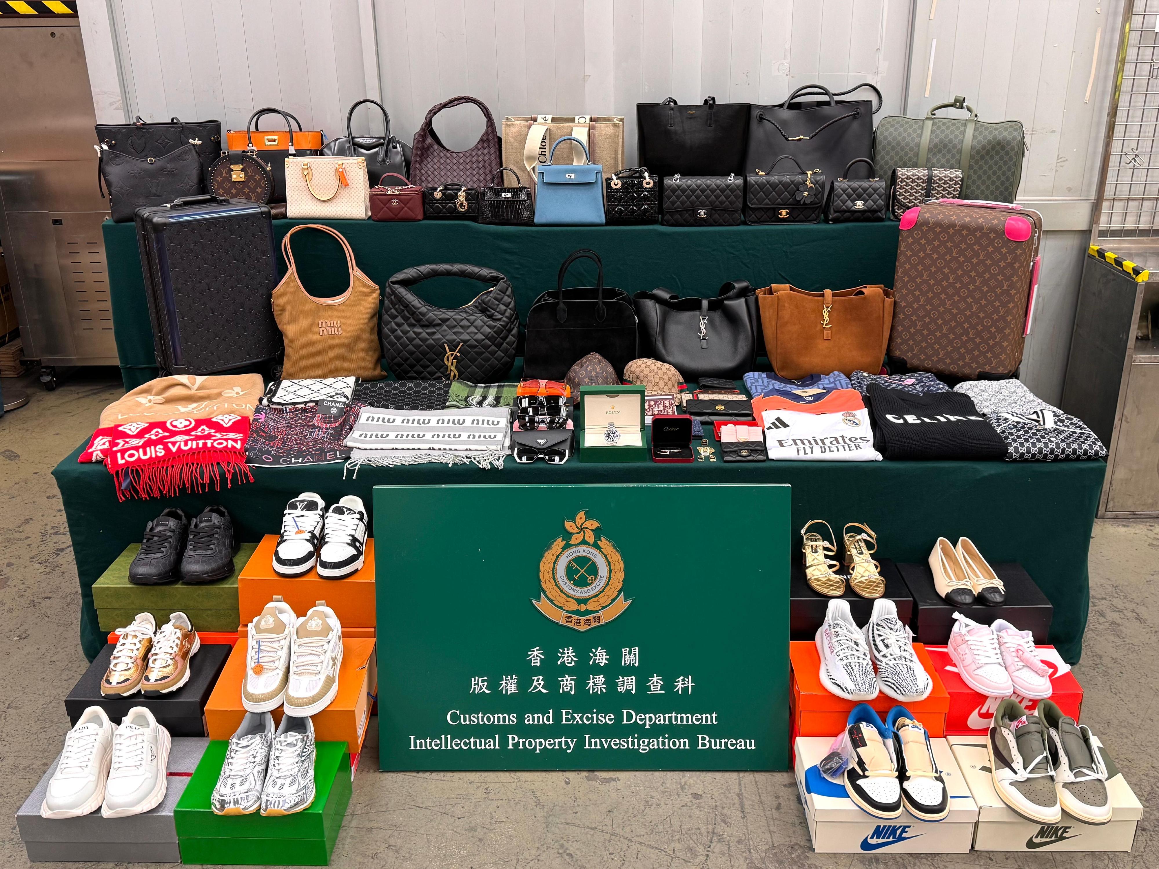 香港海關於一月二日在香港國際機場檢獲約七千八百件懷疑冒牌貨物，包括鞋具、手袋、衣服和配飾，估計市值約四百八十萬元。圖示檢獲的懷疑冒牌貨物。

