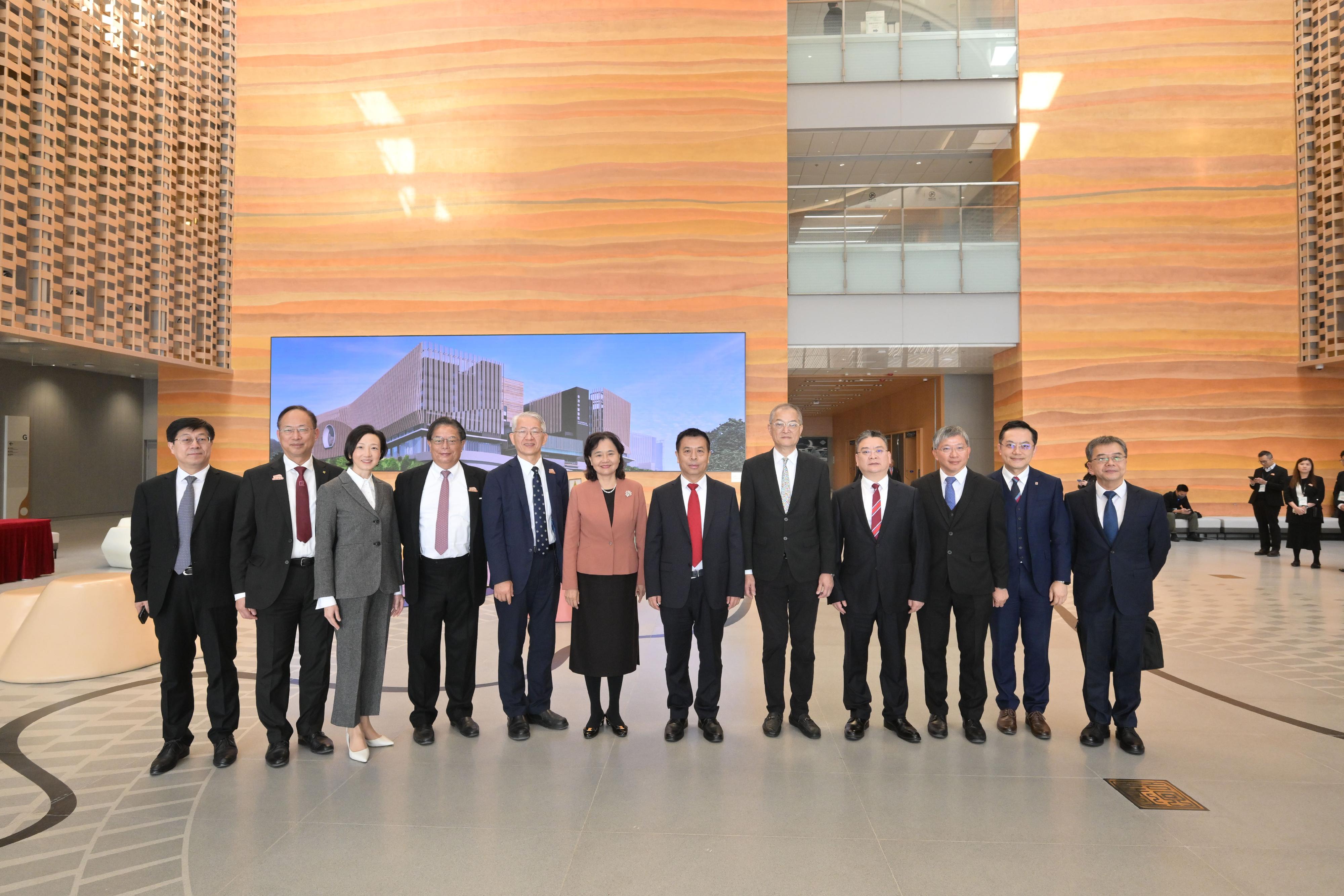 The Minister of the National Health Commission, Mr Lei Haichao (sixth right); the Commissioner of the National Administration of Traditional Chinese Medicine, Ms Yu Yanhong (sixth left); the Director General of the Fifth Bureau of the Hong Kong and Macao Work Office of the Communist Party of China Central Committee and the Hong Kong and Macao Affairs Office of the State Council, Mr Zhao Xudong (fourth right); the Secretary for Health, Professor Lo Chung-mau (fifth right); the Permanent Secretary for Health, Mr Thomas Chan (third right); the Under Secretary for Health, Dr Cecilia Fan (third left); the Director of Health, Dr Ronald Lam (second right); the Chairperson of the Board of Directors of The Chinese Medicine Hospital of Hong Kong (CMHHK) Operator, Mr Wong Kwai-huen (fourth left); the Hospital Chief Executive of CMHHK, Professor Bian Zhaoxiang (fifth left), and other guests are pictured at CMHHK today (January 13).

