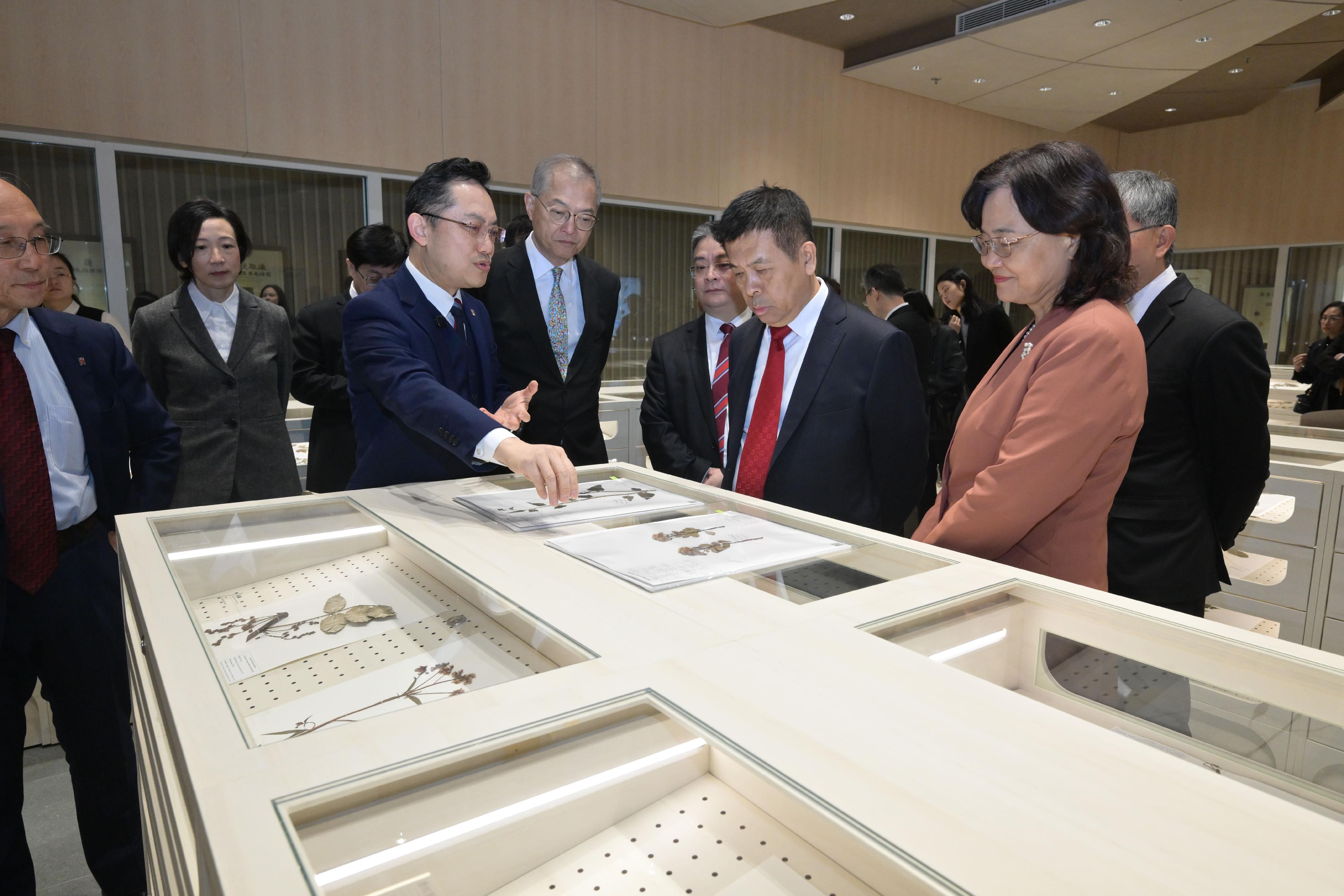 The Minister of the National Health Commission, Mr Lei Haichao (second right), and the Commissioner of the National Administration of Traditional Chinese Medicine, Ms Yu Yanhong (first right), tour the Chinese Medicines Herbarium inside the Government Chinese Medicines Testing Institute in the company of the Secretary for Health, Professor Lo Chung-mau (fourth left), and the Director of Health, Dr Ronald Lam (third left), today (January 13).
