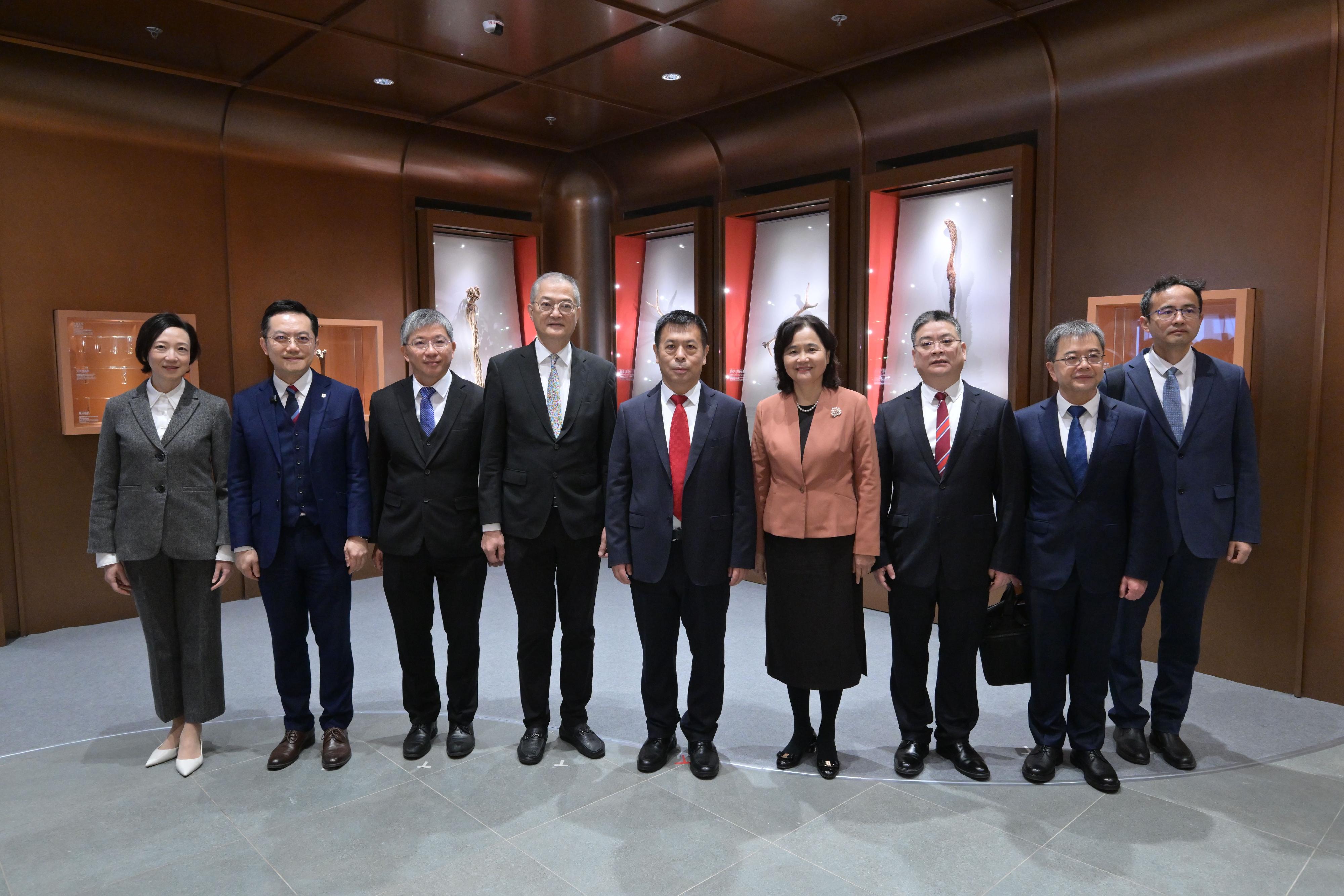 The Minister of the National Health Commission, Mr Lei Haichao (centre); the Commissioner of the National Administration of Traditional Chinese Medicine, Ms Yu Yanhong (fourth right); the Director General of the Fifth Bureau of the Hong Kong and Macao Work Office of the Communist Party of China Central Committee and the Hong Kong and Macao Affairs Office of the State Council, Mr Zhao Xudong (third right); the Secretary for Health, Professor Lo Chung-mau (fourth left); the Permanent Secretary for Health, Mr Thomas Chan (third left); the Under Secretary for Health, Dr Cecilia Fan (first left); the Director of Health, Dr Ronald Lam (second left), and other guests are pictured in front of the precious Chinese medicines specimens gifted by the country to Hong Kong at the Government Chinese Medicines Testing Institute today (January 13).