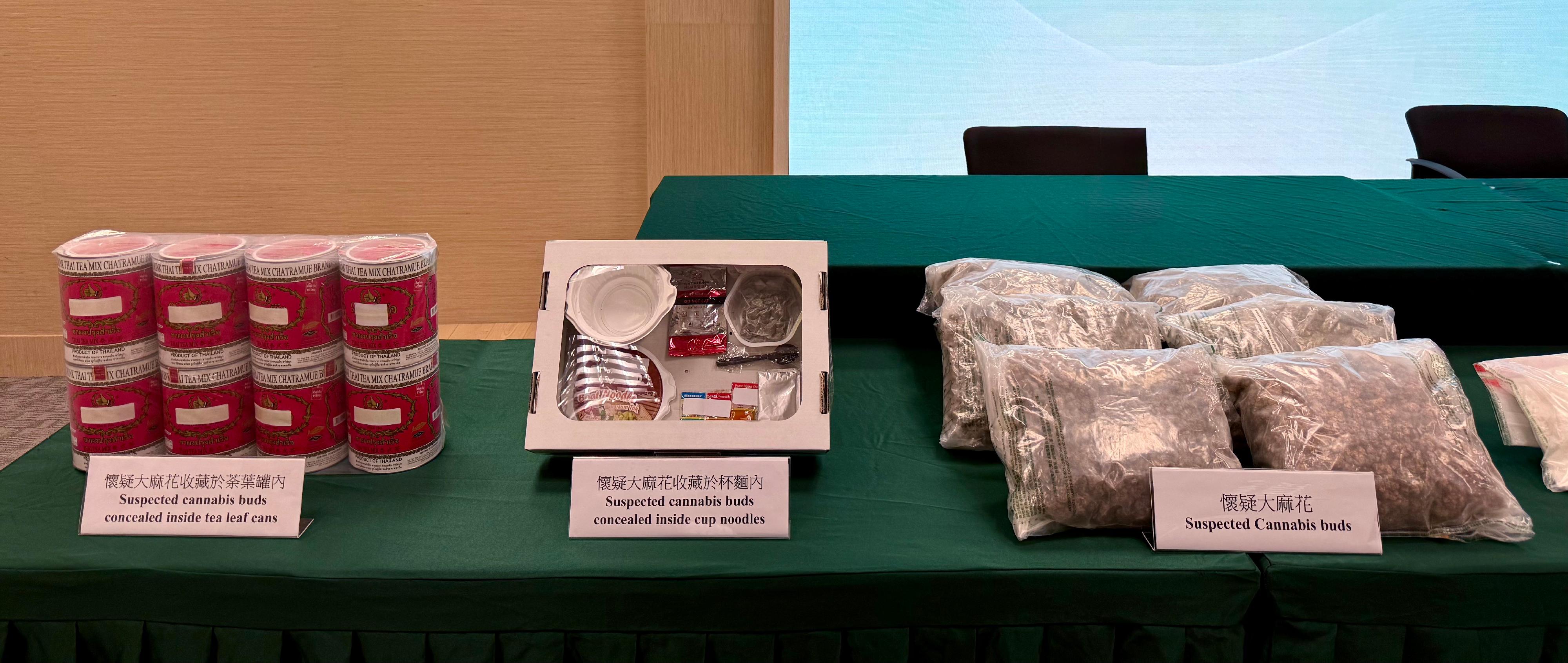 香港海關去年十月一日至十二月三十一日於香港國際機場進行大型緝毒行動，重點打擊不法分子利用航空渠道販毒。行動期間，香港海關聯同內地及海外執法機構共偵破一百八十三宗毒品案件，並檢獲約一點四噸懷疑毒品，包括氯胺酮、大麻、冰毒、可卡因、搖頭丸及海洛英，估計市值超過四億三千一百萬元，並拘捕六十二名懷疑涉案人士。圖示部分檢獲的懷疑毒品。