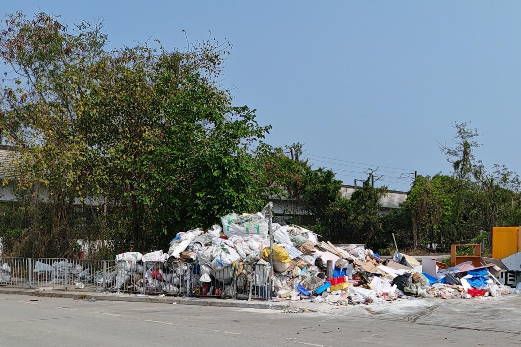 環境保護署透過智能執法及跨部門協作，成功取締屯門亦園路的非法棄置廢物黑點，顯著改善該處的環境及衞生情況。整個行動期間檢控個案共超過50宗。圖示為屯門亦園路一處隱蔽路旁。自去年年中起，該處被發現有人非法棄置廢物，且情況日趨嚴重，對環境衞生造成影響。