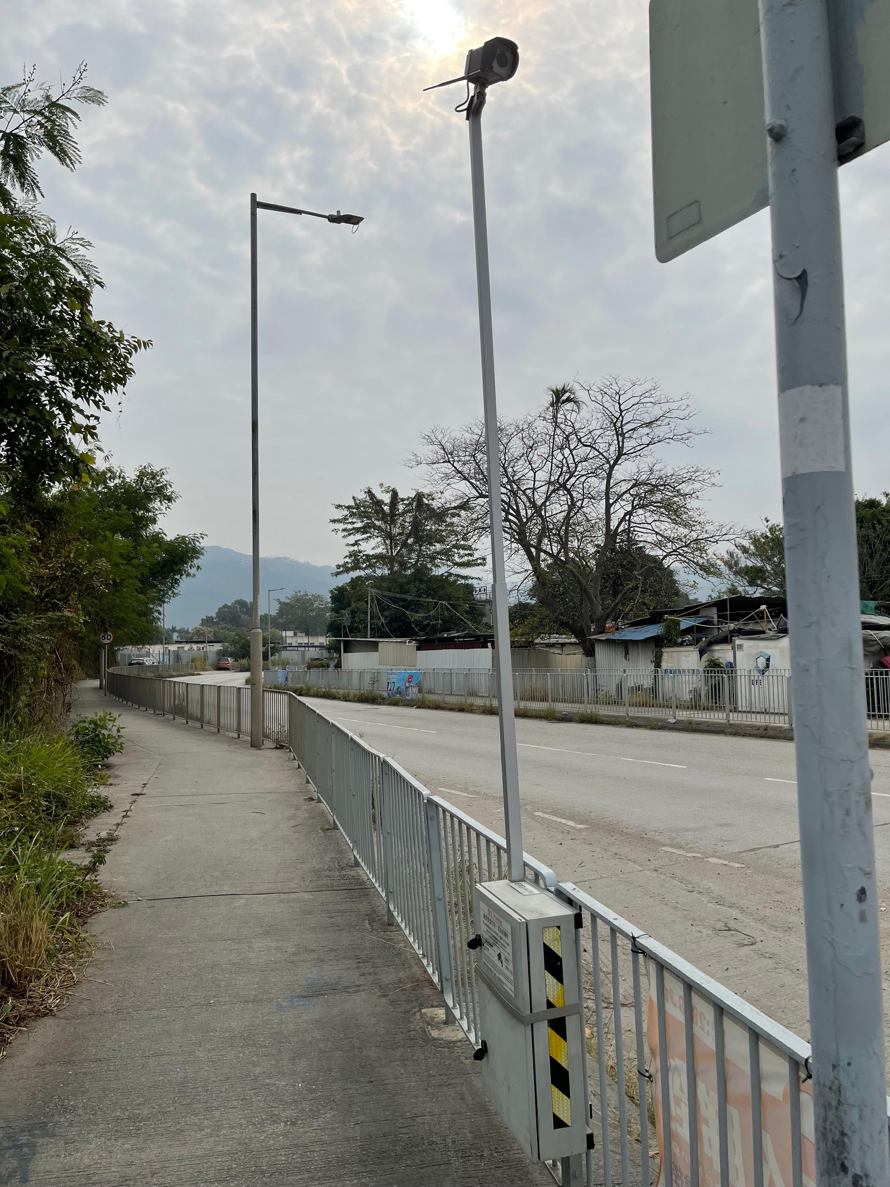 環境保護署透過智能執法及跨部門協作，成功取締屯門亦園路的非法棄置廢物黑點，顯著改善環境及衞生情況。整個行動期間檢控個案共超過50宗。圖示環保署在亦園路安裝智能監察系統，迅速鎖定運送廢物到該處非法棄置的車輛，並作出檢控。