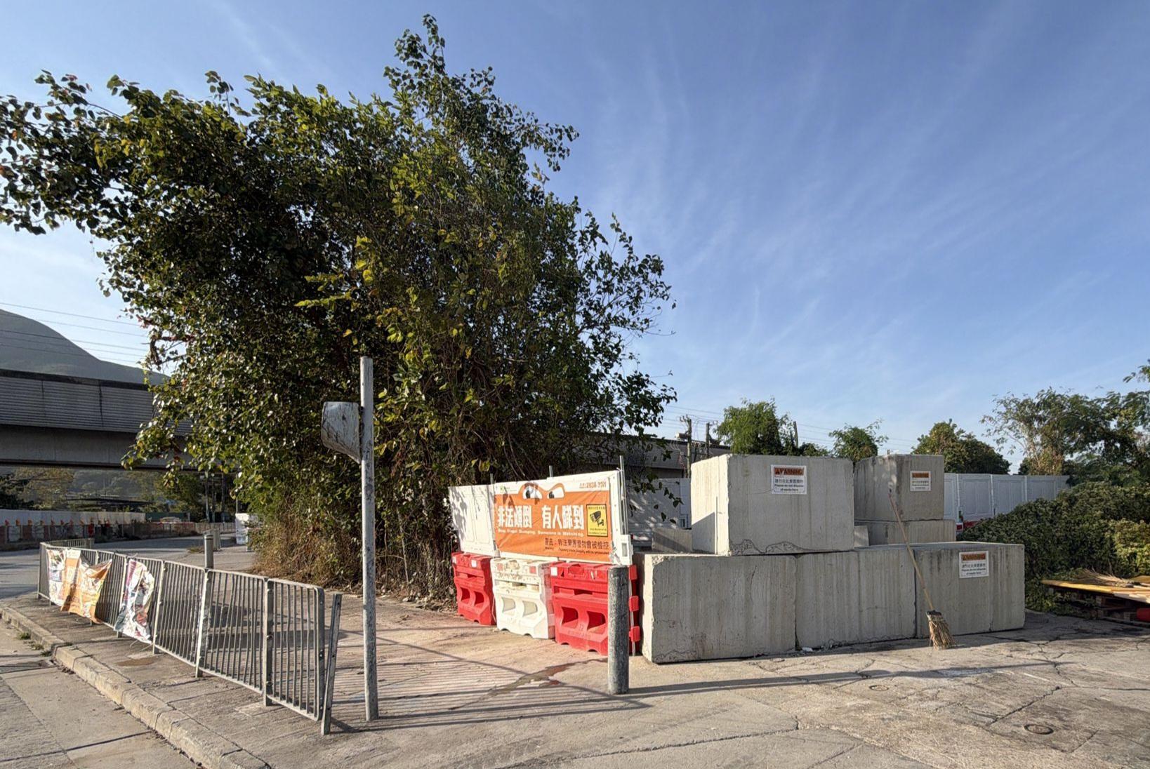 環境保護署透過智能執法及跨部門協作，成功取締屯門亦園路的非法棄置廢物黑點，顯著改善環境及衞生情況。整個行動期間檢控個案共超過50宗。圖示在非法棄置的廢物被清理後，相關部門在亦園路設置石墩圍欄及告示，以防止違法行為再次發生。