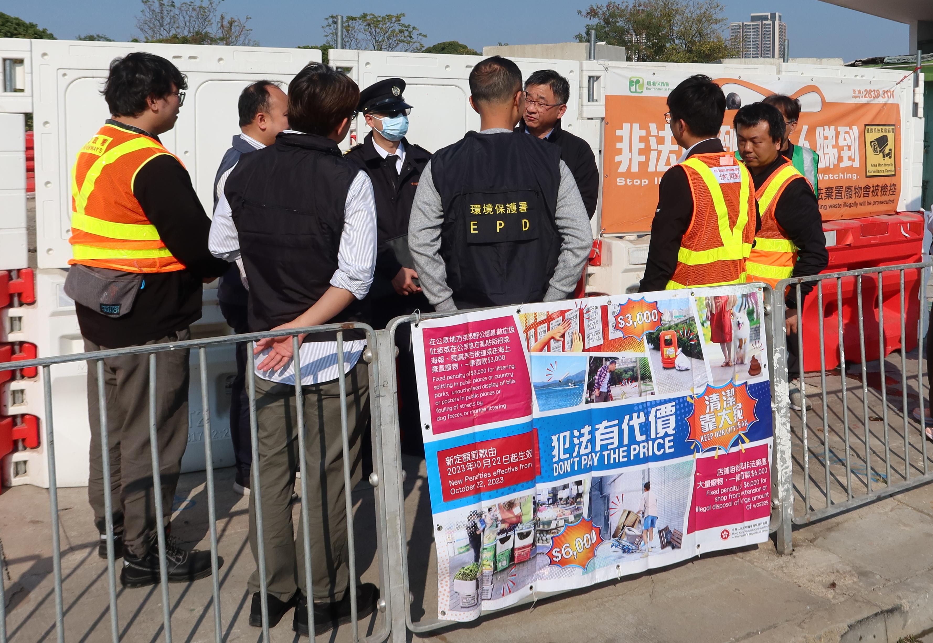 Through smart enforcement and interdepartmental collaboration, the Environmental Protection Department has successfully tackled an illegal waste disposal blackspot on Yick Yuen Road, Tuen Mun, significantly improving environmental and hygienic conditions. Over 50 prosecutions were instituted during the operation. Photo shows representatives from various departments inspecting the site on Yick Yuen Road after the clearance operation.