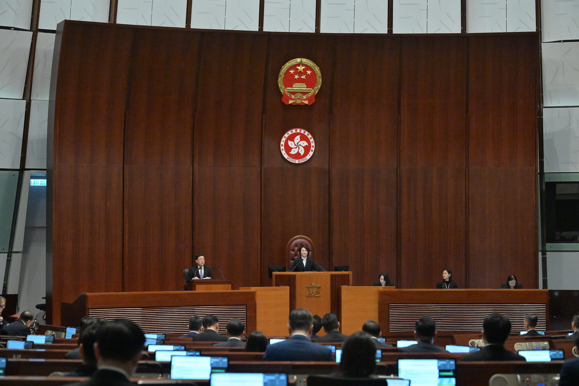 行政長官李家超（左一）今日（一月十四日）出席第八屆立法會首次會議。