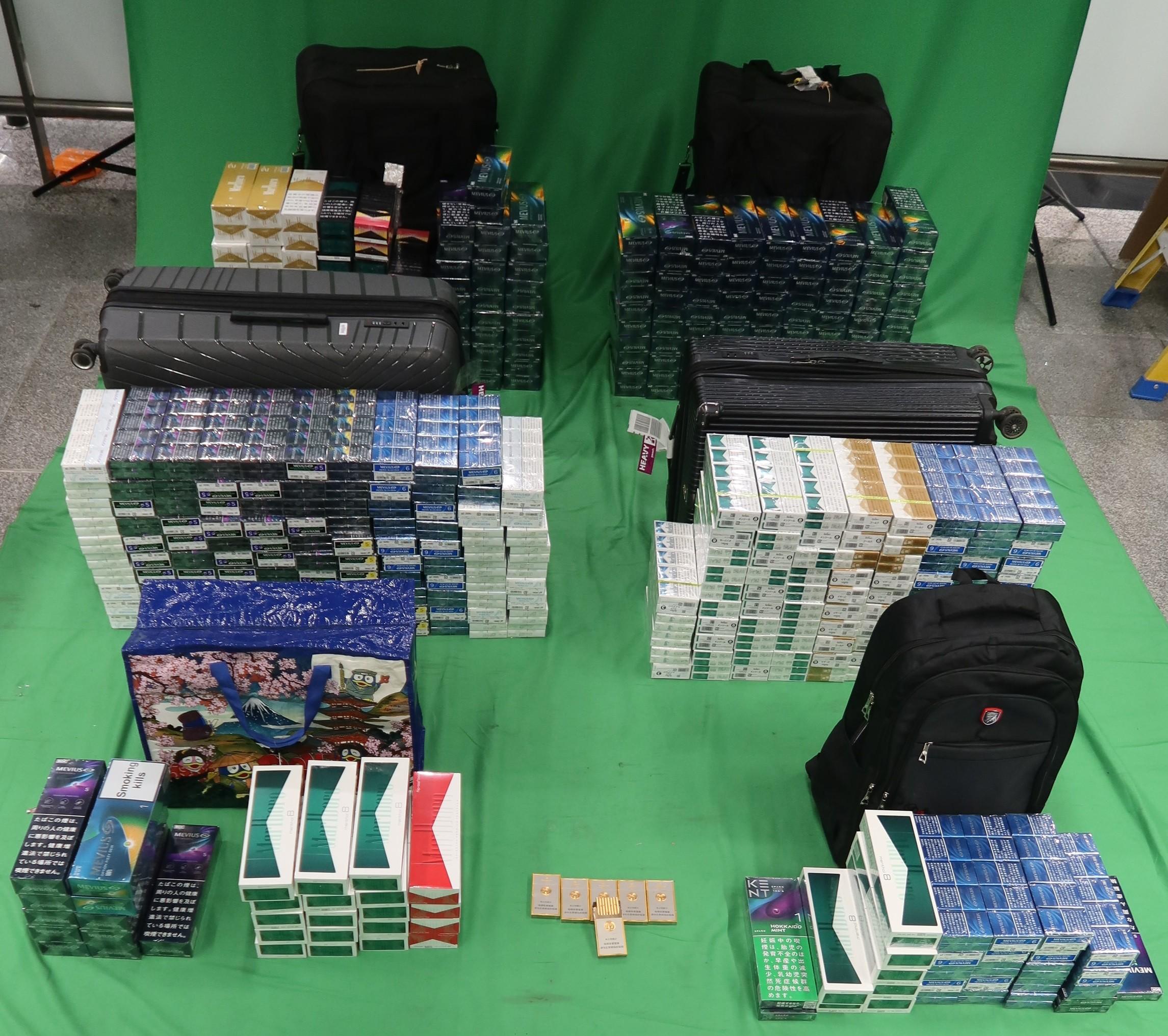 一名四十一歲入境男旅客因進口未完稅香煙及未有向海關人員作出申報，違反《應課稅品條例》，今日（一月十四日）在西九龍裁判法院被判處監禁八個月及罰款。圖示檢獲的未完稅香煙。
