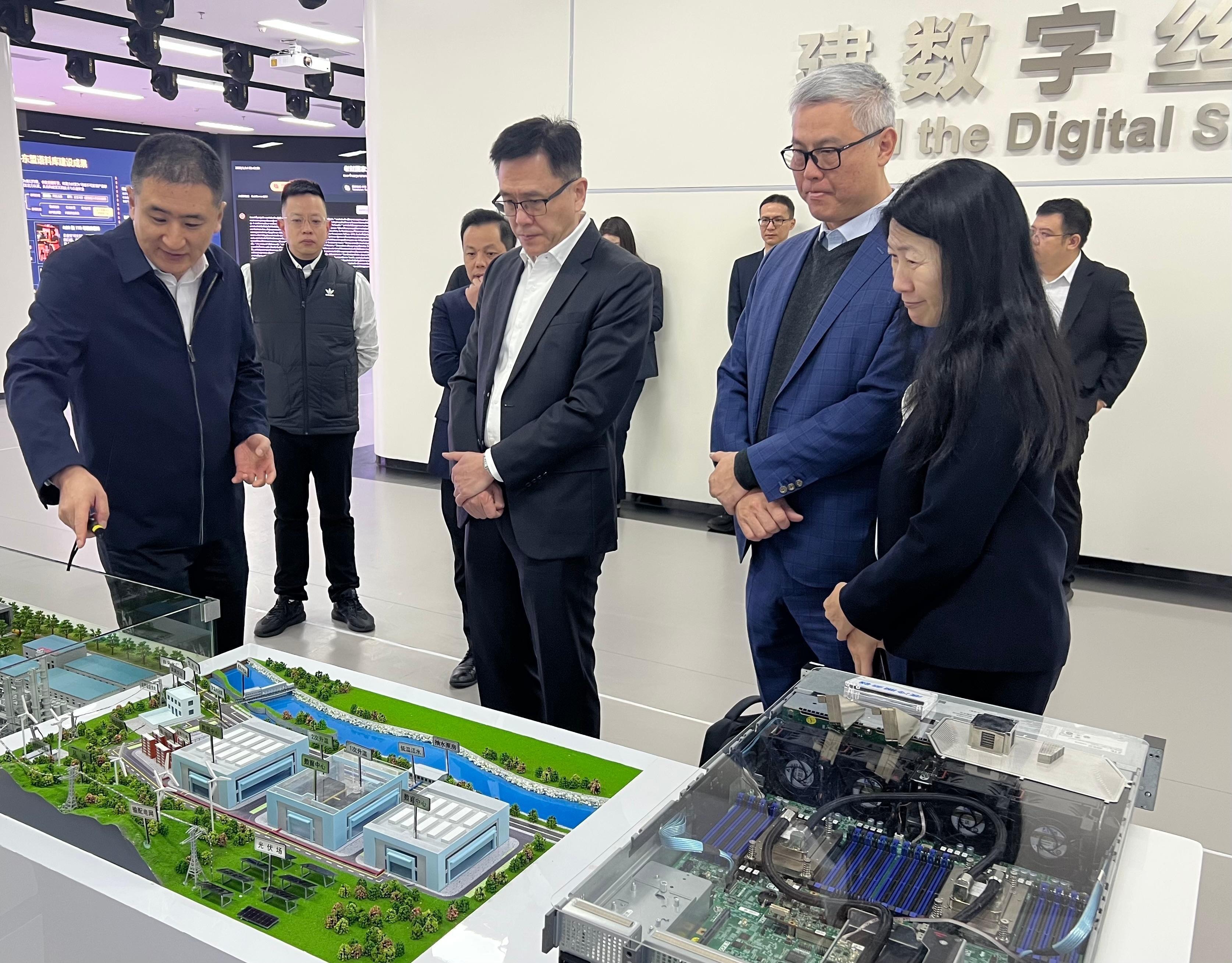 創新科技及工業局局長孫東教授（右三）今日（一月十四日）在廣西參觀中國&mdash;東盟信息港展示中心。旁為廣西壯族自治區人民政府副秘書長、自治區大數據發展局黨組書記、局長趙志剛（左一）和香港數碼港管理有限公司行政總裁鄭松岩博士（右二）。