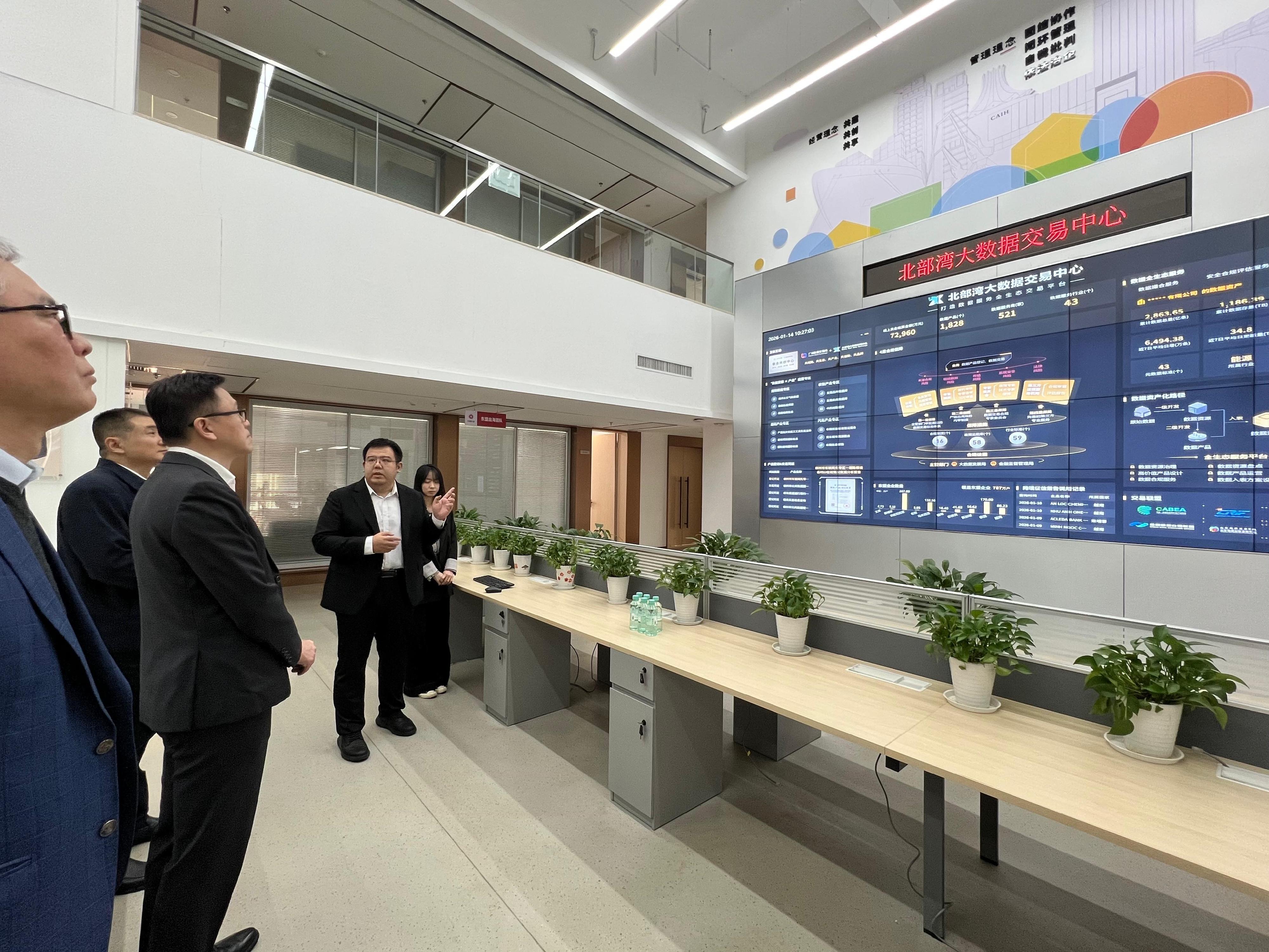 創新科技及工業局局長孫東教授（左二）今日（一月十四日）在廣西參觀北部灣大數據交易中心。