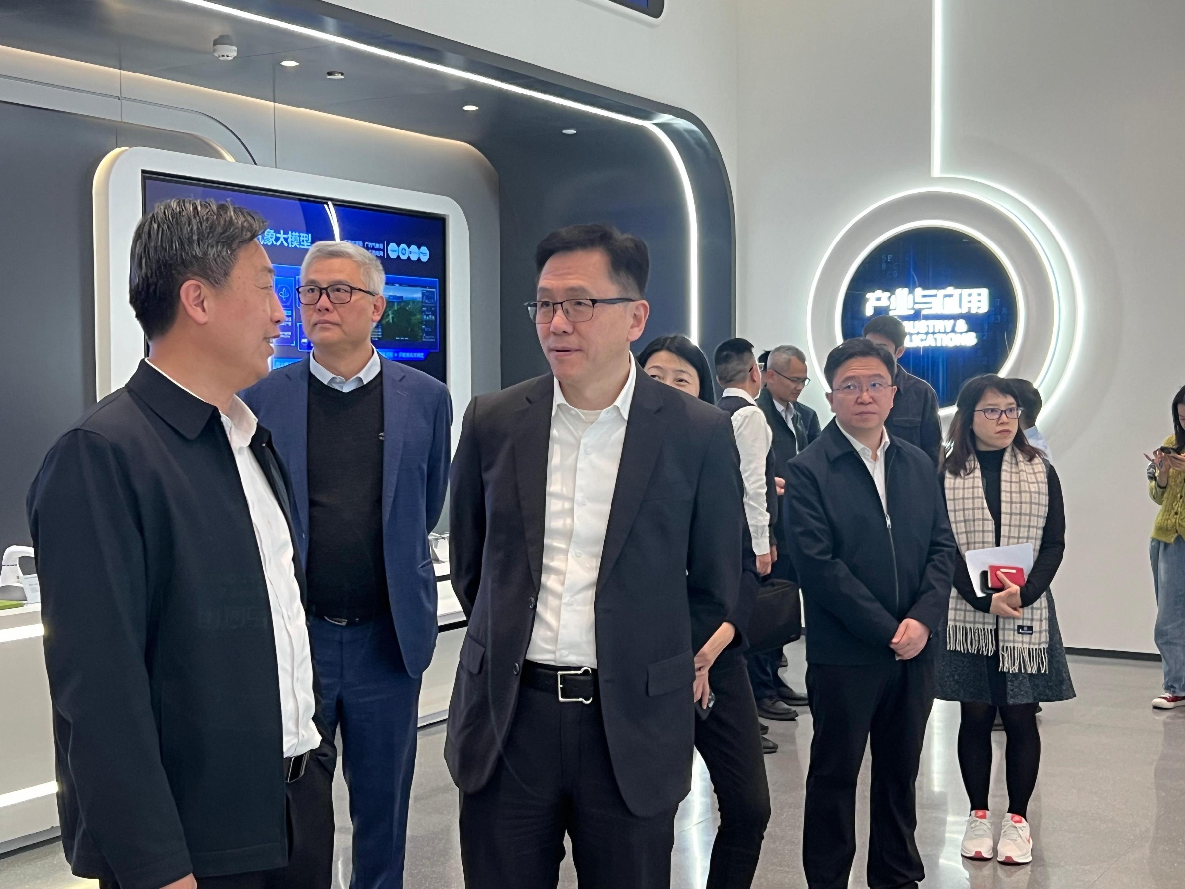 創新科技及工業局局長孫東教授（左三）今日（一月十四日）在廣西到中國&mdash;東盟國家人工智能應用合作中心展示中心調研。旁為香港數碼港管理有限公司行政總裁鄭松岩博士（左二）。