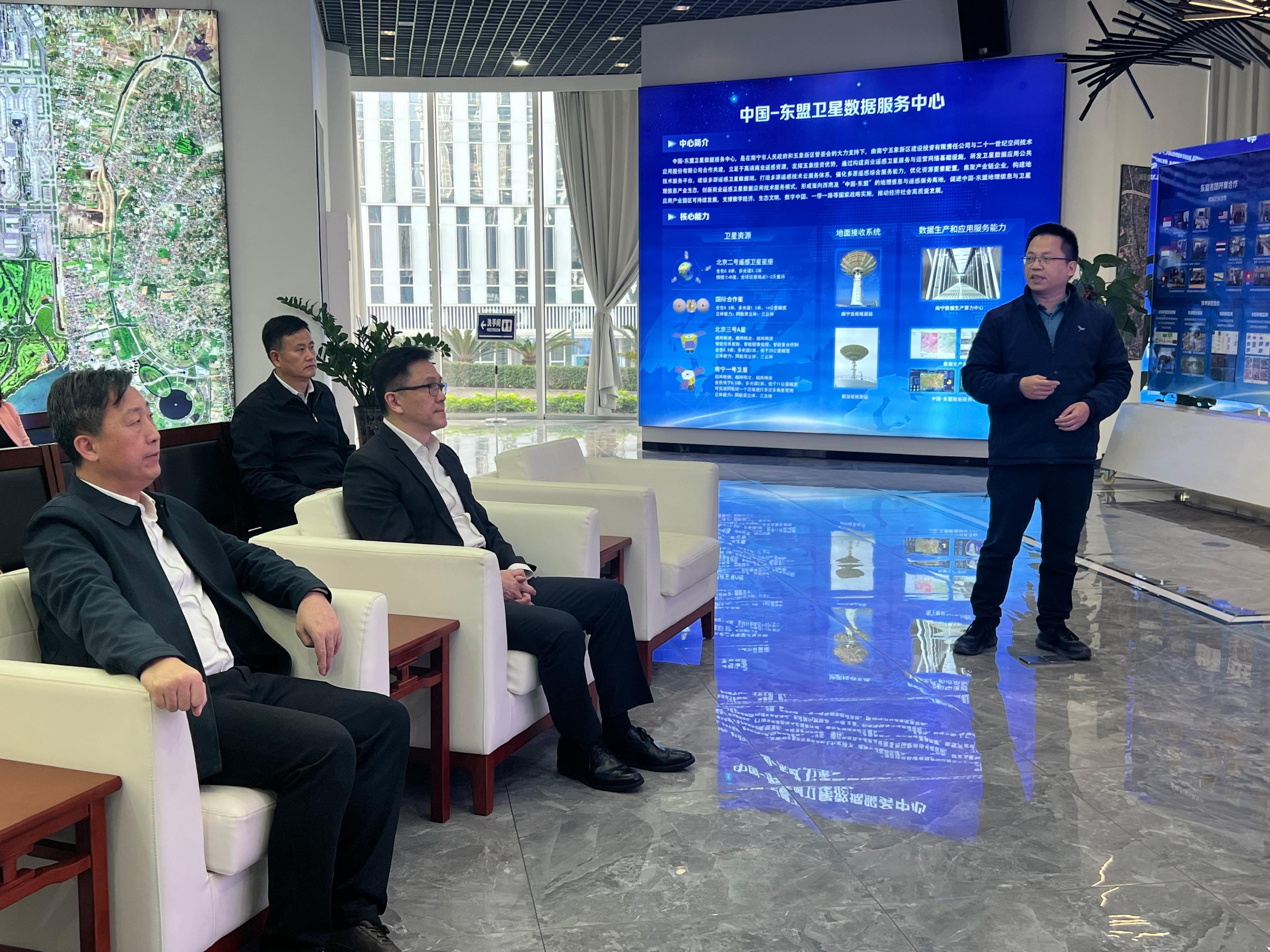創新科技及工業局局長孫東教授（左二）今日（一月十四日）在廣西到訪中國&mdash;東盟地理信息小鎮。