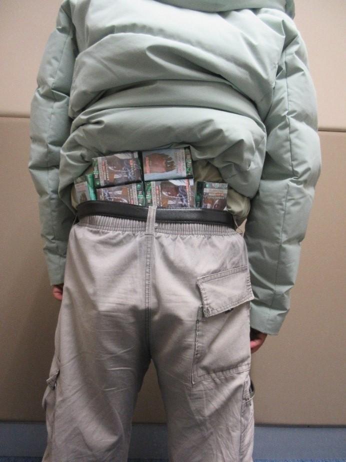 一名六十六歲抵港男旅客因管有未完稅香煙和未有向海關人員作出申報，違反《應課稅品條例》，今日（一月十四日）在粉嶺裁判法院被判處監禁兩個月及罰款二千元。圖示該男子在腰間收藏未完稅香煙。
