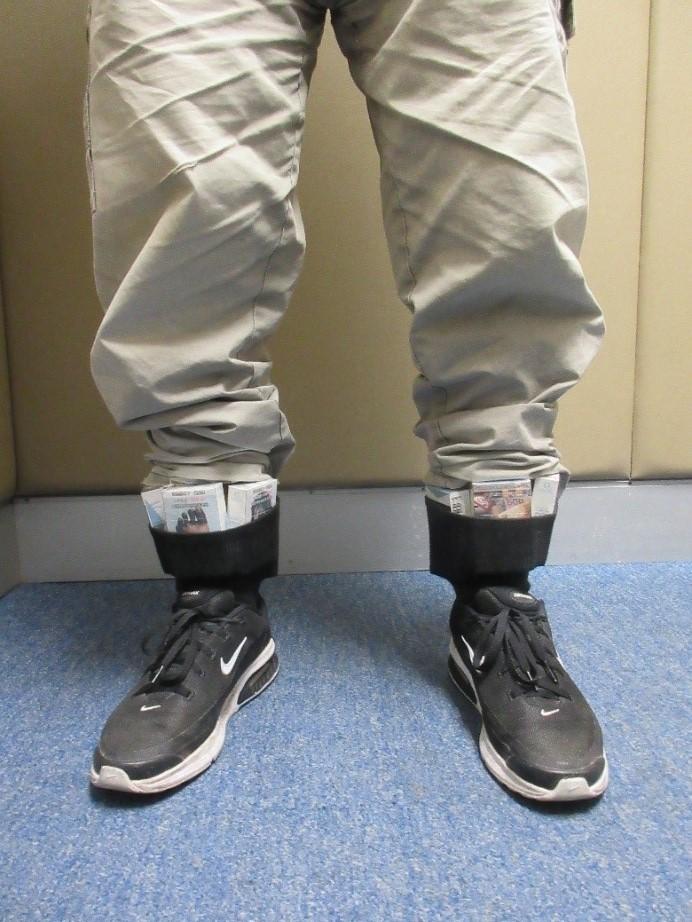 一名六十六歲抵港男旅客因管有未完稅香煙和未有向海關人員作出申報，違反《應課稅品條例》，今日（一月十四日）在粉嶺裁判法院被判處監禁兩個月及罰款二千元。圖示該男子以襪子收藏未完稅香煙。


