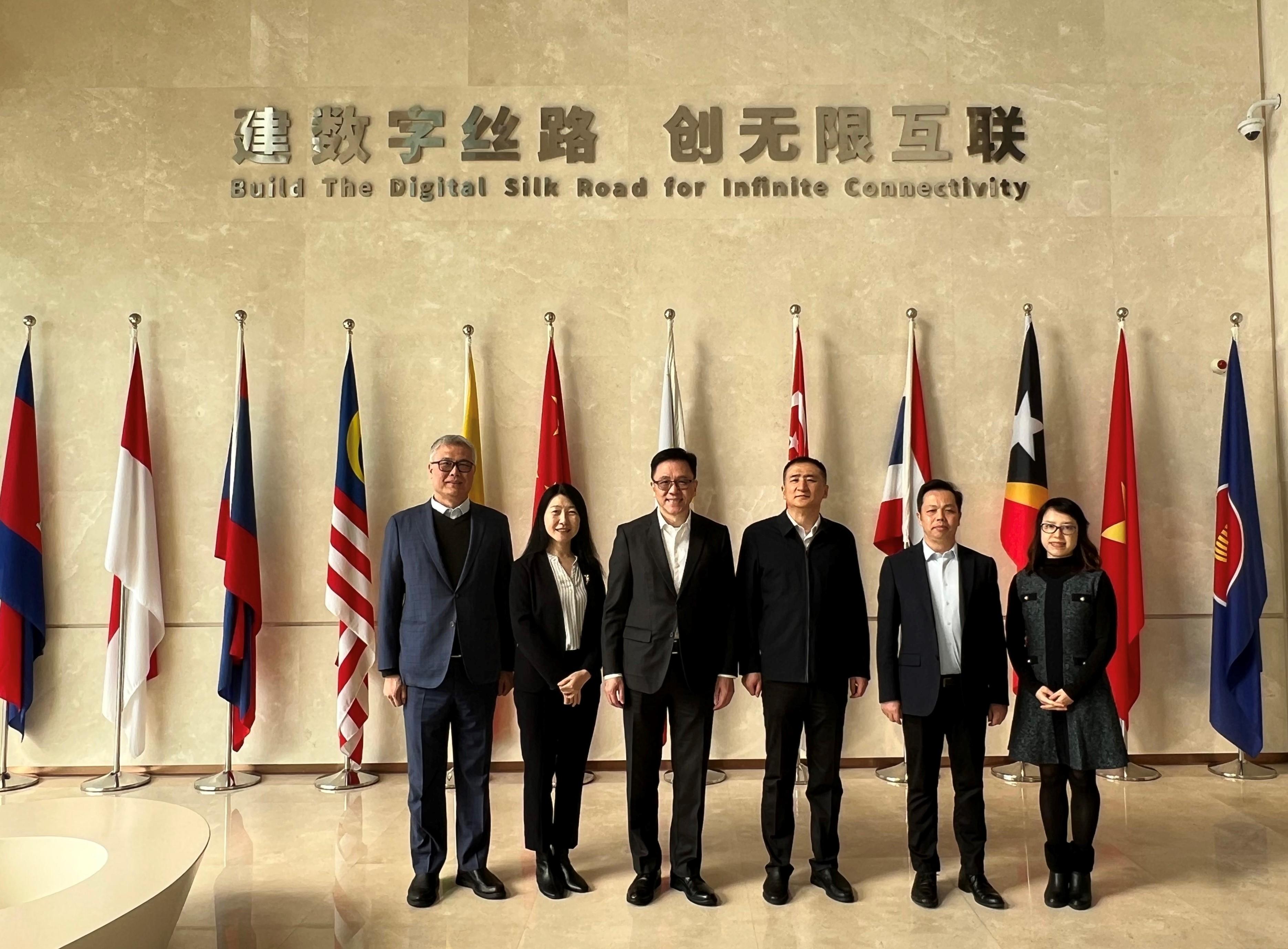 The Secretary for Innovation, Technology and Industry, Professor Sun Dong, visited the CAIH (China-ASEAN Information Harbor) Exhibition Center in Guangxi today (January 14). Photo shows Professor Sun (third left) with Deputy Secretary-General of the People's Government of the Guangxi Zhuang Autonomous Region, Party Secretary and Director of the Guangxi Big Data Development Bureau, Mr Zhao Zhigang (third right).
