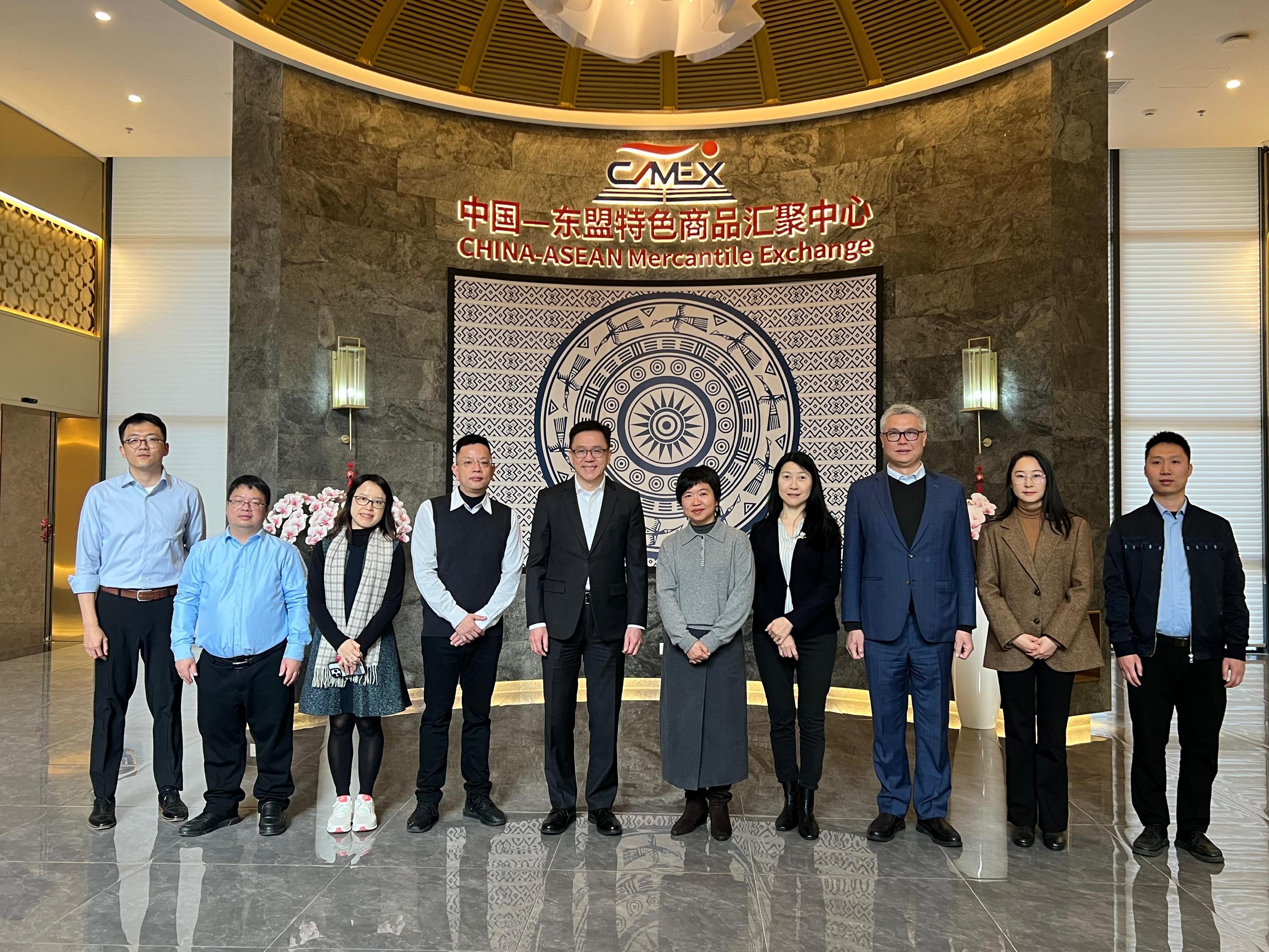 The Secretary for Innovation, Technology and Industry, Professor Sun Dong (fifth left), visited the China-ASEAN Mercantile Exchange (China-Singapore Nanning International Logistics Park) in Guangxi today (January 14). Looking on is the Chief Executive Officer of Hong Kong Cyberport Management Company Limited, Dr Rocky Cheng (third right).
