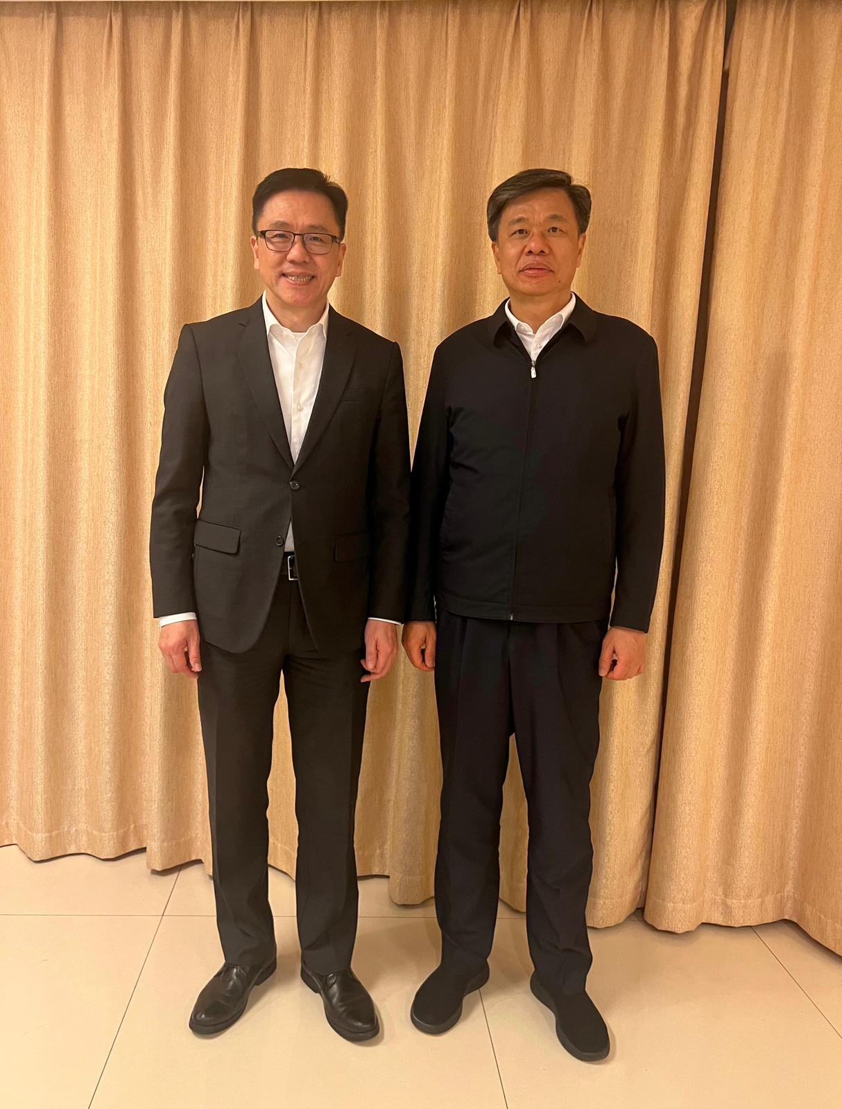 The Secretary for Innovation, Technology and Industry, Professor Sun Dong (left), met with Member of the Standing Committee of the CPC Guangxi Zhuang Autonomous Region Committee and the Secretary of the CPC Nanning Municipal Committee, Mr Xu Yongguo, to exchange views on innovation and technology co-operation between Hong Kong and Nanning in Guangxi today (January 14).