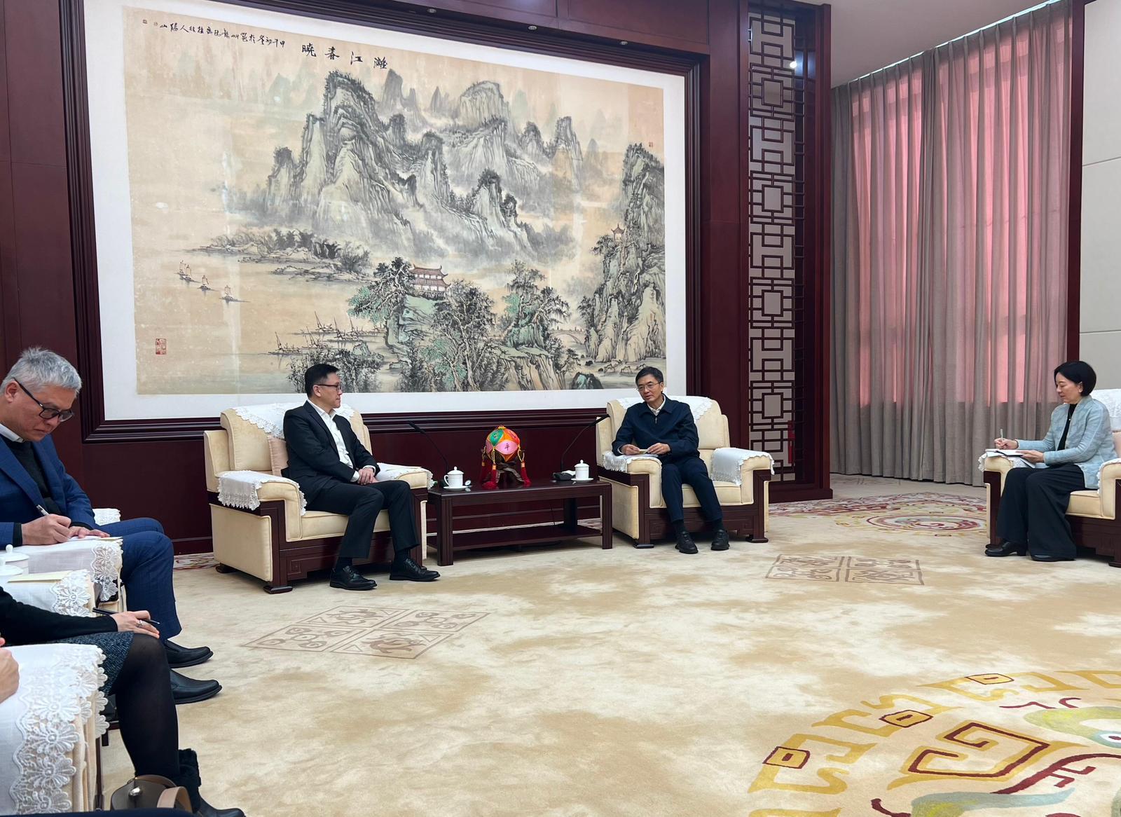 The Secretary for Innovation, Technology and Industry, Professor Sun Dong (second left), called on the Secretary of the CPC Guangxi Zhuang Autonomous Region Committee and Director of the Standing Committee of the Guangxi Zhuang Autonomous Regional People's Congress, Mr Chen Gang (second right), in Guangxi today (January 14). Looking on are Member of the Standing Committee of the CPC Guangxi Zhuang Autonomous Region Committee and Vice Chairman of the People's Government of the Autonomous Region Ms Lu Xinning (first right) and the Chief Executive Officer of Hong Kong Cyberport Management Company Limited, Dr Rocky Cheng (first left).