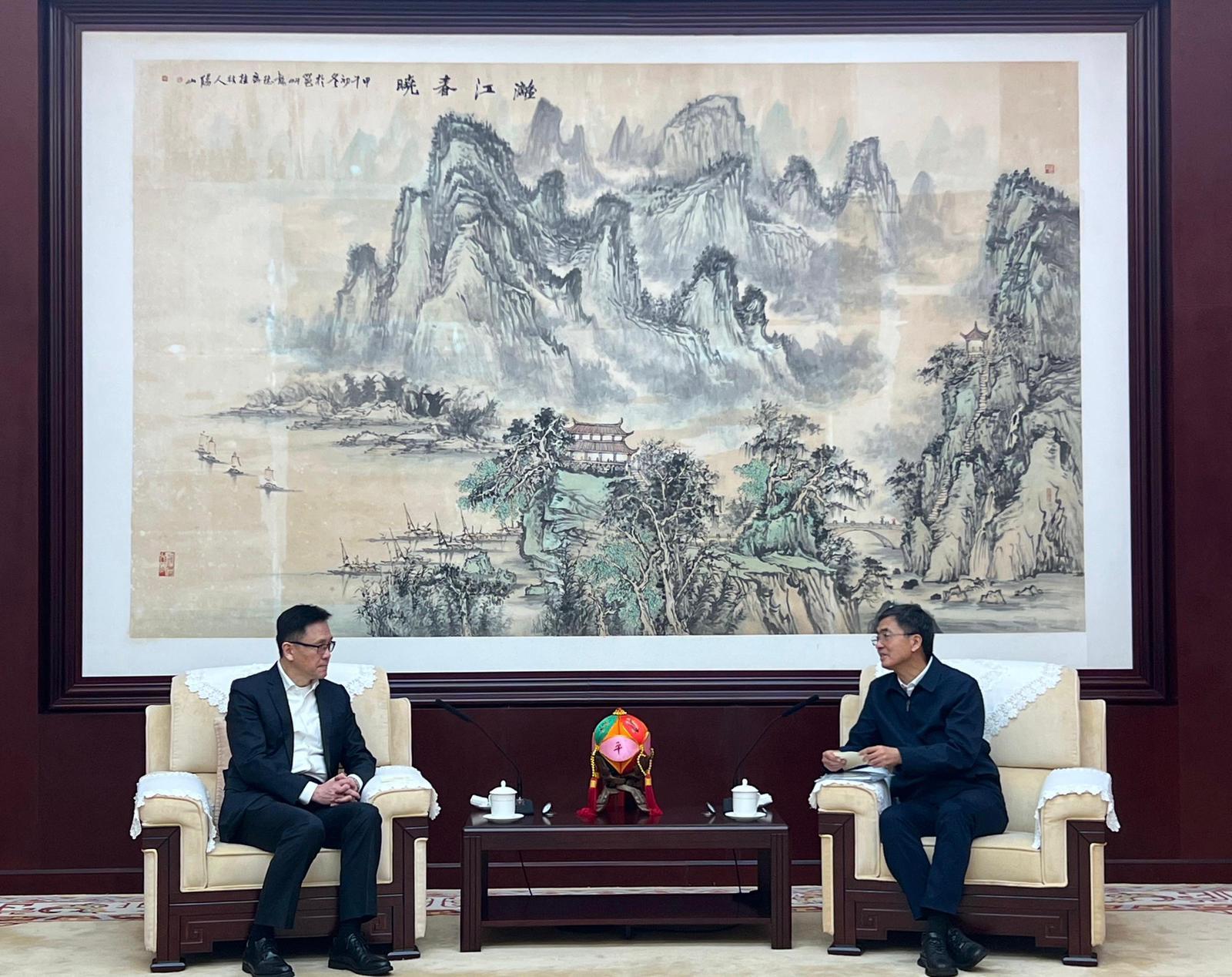 The Secretary for Innovation, Technology and Industry, Professor Sun Dong (left), called on the Secretary of the CPC Guangxi Zhuang Autonomous Region Committee and Director of the Standing Committee of the Guangxi Zhuang Autonomous Regional People's Congress, Mr Chen Gang (right), in Guangxi today (January 14) and learnt that Guangxi is accelerating the high-quality development of artificial intelligence and building an industrial co-operation highland for the AI industry facing the Association of Southeast Asian Nations.