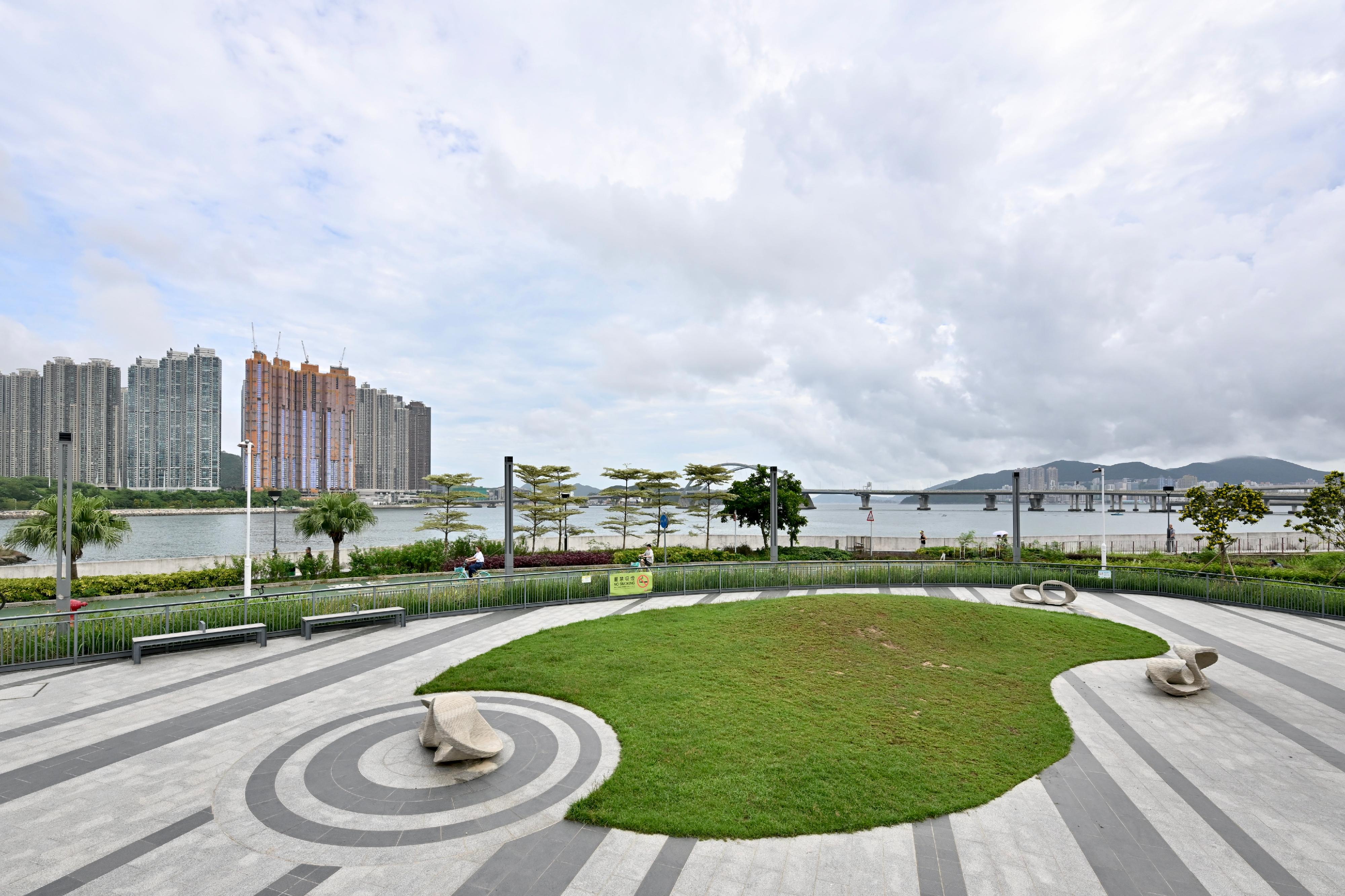 New recreational and sports facilities at Tseung Kwan O South Park in Sai Kung District, managed by the Leisure and Cultural Services Department, are open for public use from today (January 15). The park has a total area of about 38 800 square metres. Photo shows a panoramic view of the Tseung Kwan O Cross Bay Link from the park.