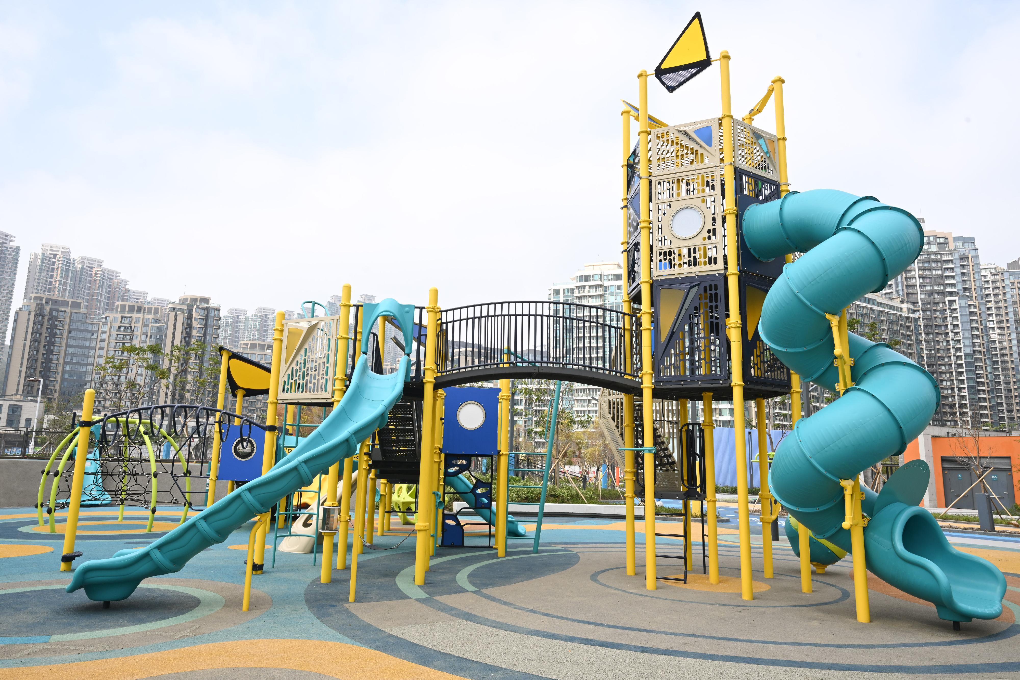 New recreational and sports facilities at Tseung Kwan O South Park in Sai Kung District, managed by the Leisure and Cultural Services Department, are open for public use from today (January 15). Photo shows a children's playground with diversified inclusive play equipment.