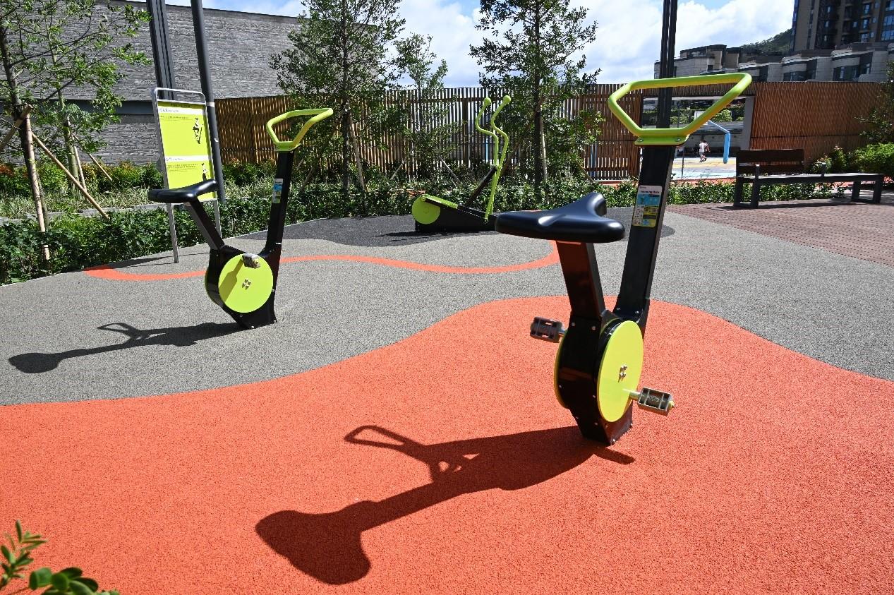 New recreational and sports facilities at Tseung Kwan O South Park in Sai Kung District, managed by the Leisure and Cultural Services Department, are open for public use from today (January 15). Photo shows a fitness corner.

