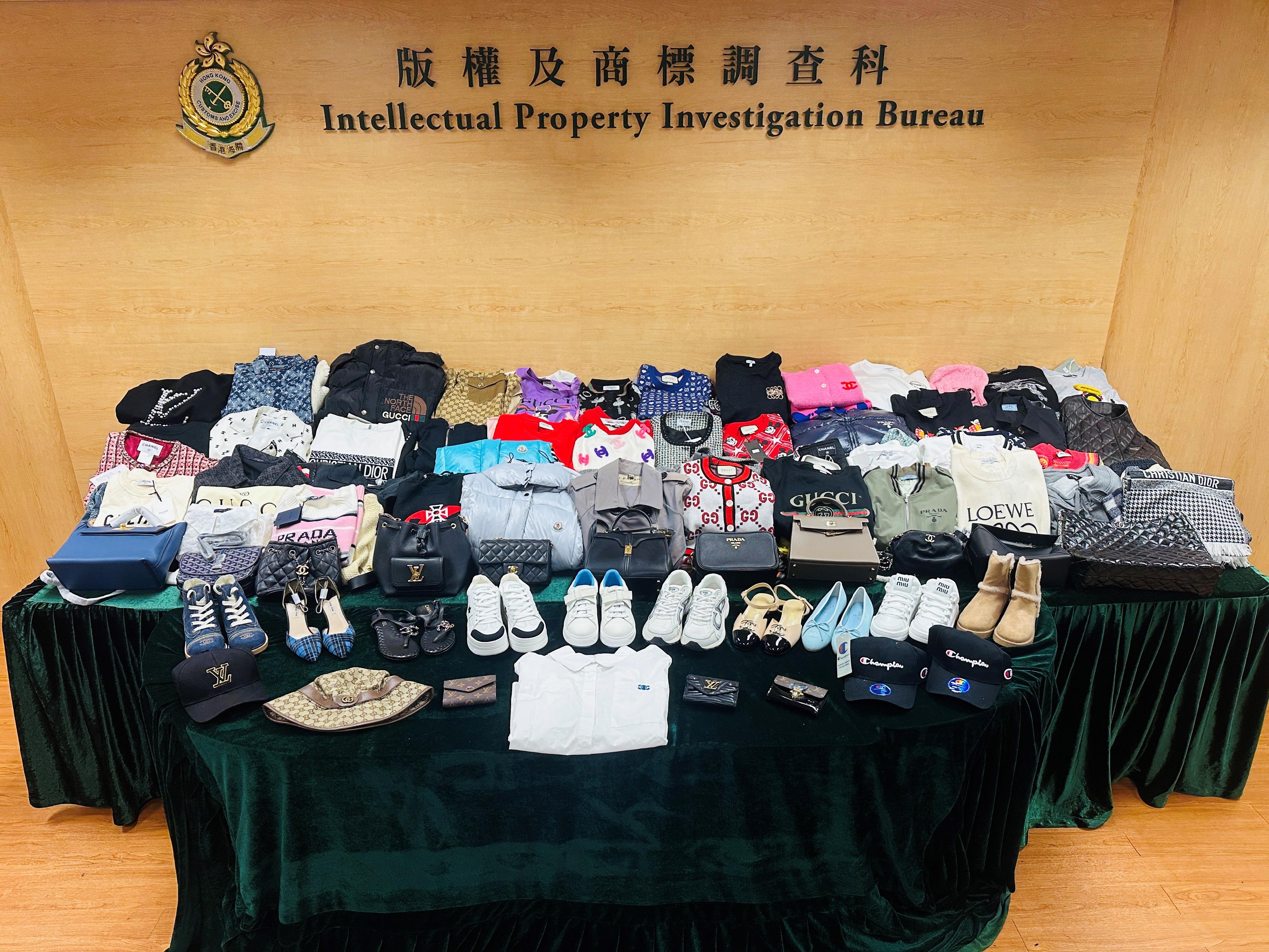 香港海關於一月六日至十四日在紅磡和鰂魚涌採取特別執法行動，打擊售賣冒牌名牌時裝物品活動，檢獲約一千件懷疑冒牌物品，包括服飾、鞋、手袋和首飾，估計市值約七百三十萬元。圖示部分檢獲的懷疑冒牌名牌物品。