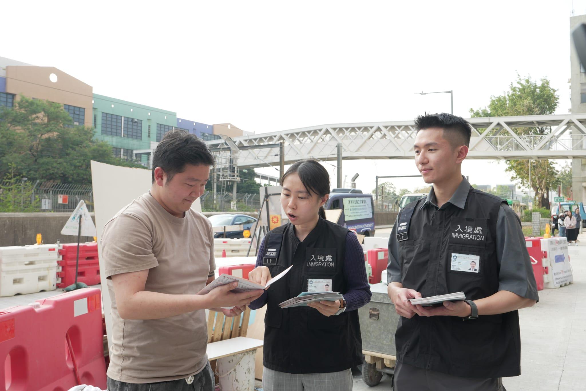 入境事務處今日（一月十五日）在上水區展開代號為「促進行動」的反非法勞工行動。圖示入境事務處人員宣傳「聘用非法員工即屬違法」的信息。