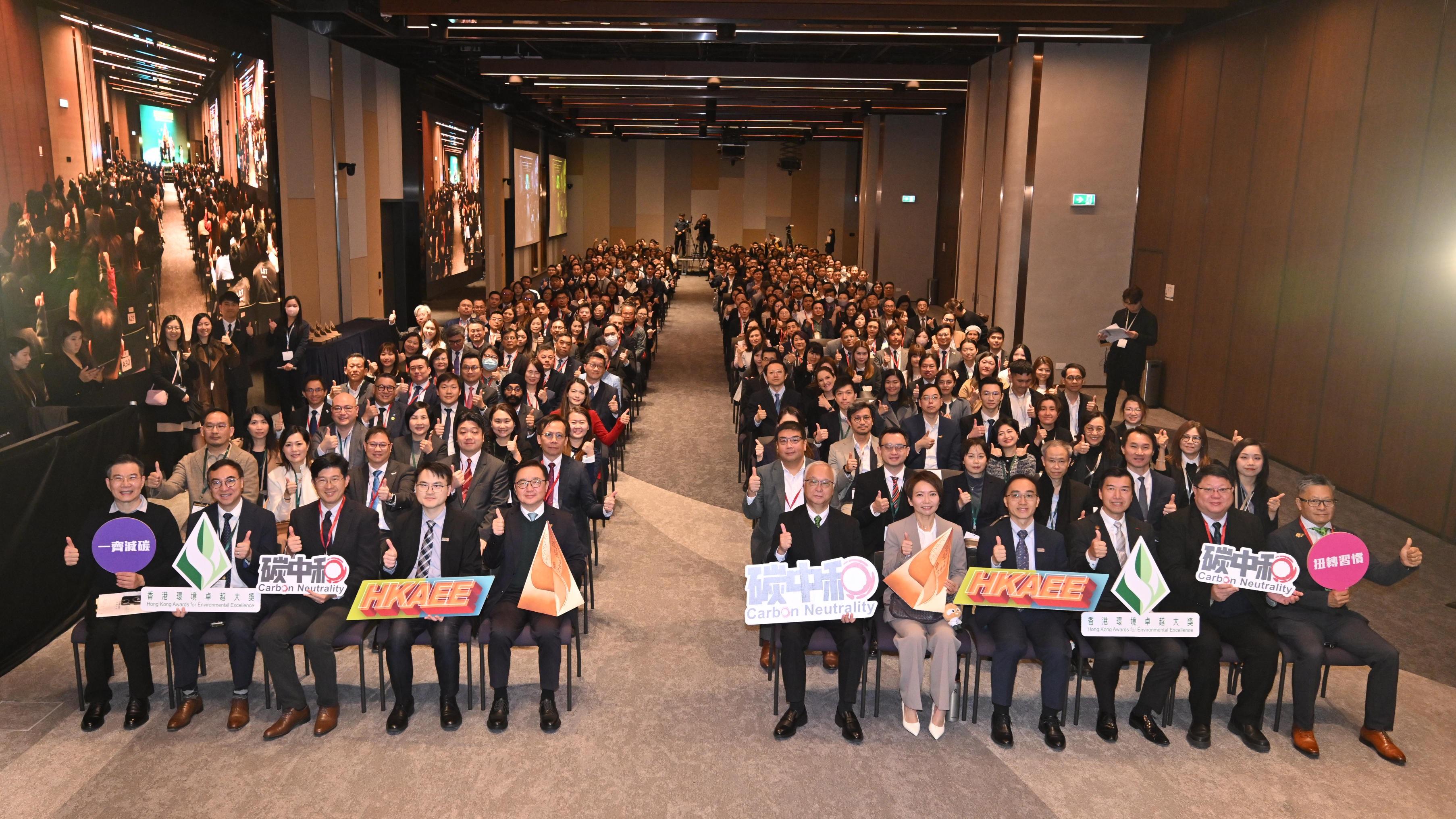 The 2024 Hong Kong Awards for Environmental Excellence Presentation Ceremony was held today (January 16) at the Data Technology Hub, Tseung Kwan O InnoPark. Photo shows the Secretary for Environment and Ecology, Mr Tse Chin-wan (sixth right), with the other officiating guests and the awardees.