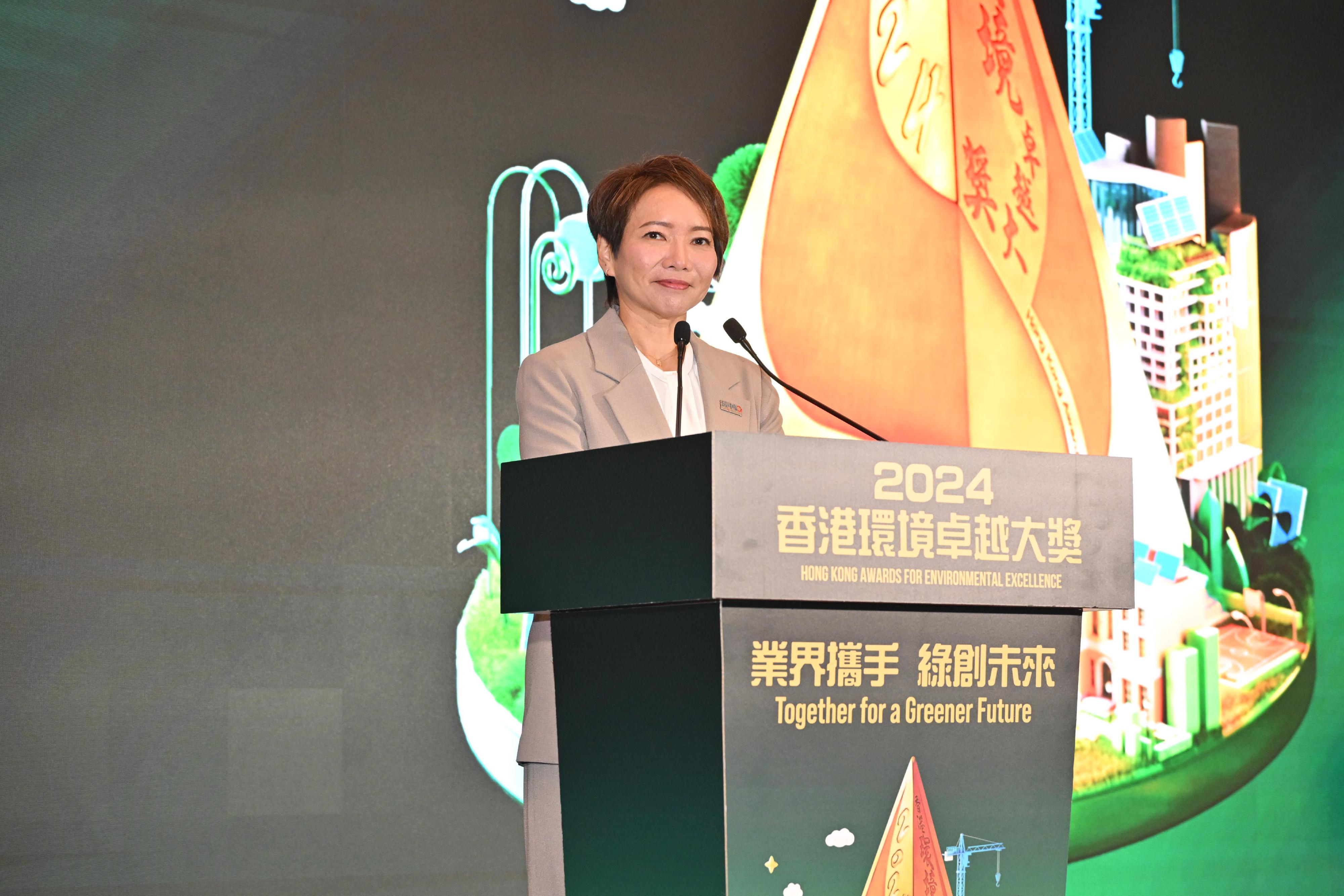The 2024 Hong Kong Awards for Environmental Excellence Presentation Ceremony was held today (January 16) at the Data Technology Hub, Tseung Kwan O InnoPark. Photo shows the Chairperson of the Environmental Campaign Committee, Ms Grace Kwok, expressing her gratitude in the welcoming remarks for the participating organisations' contributions to and efforts in environmental protection. 