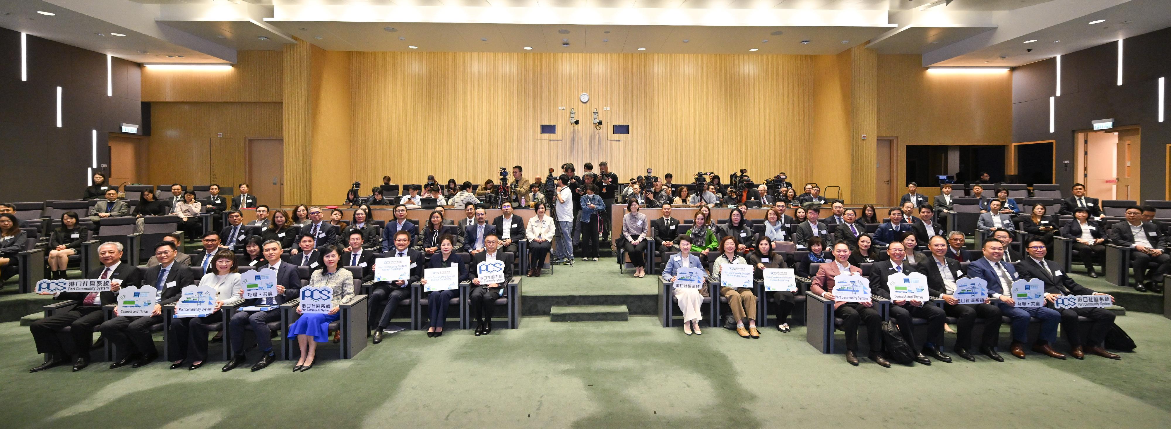 The rollout ceremony of the Port Community System was held today (January 16). Photo shows the Secretary for Transport and Logistics, Ms Mable Chan (front row, fifth left); the Permanent Secretary for Transport and Logistics, Mr Vic Yau (front row, fourth left); and Deputy Secretary for Transport and Logistics Miss Amy Chan (front row, third left) with participants at the ceremony.