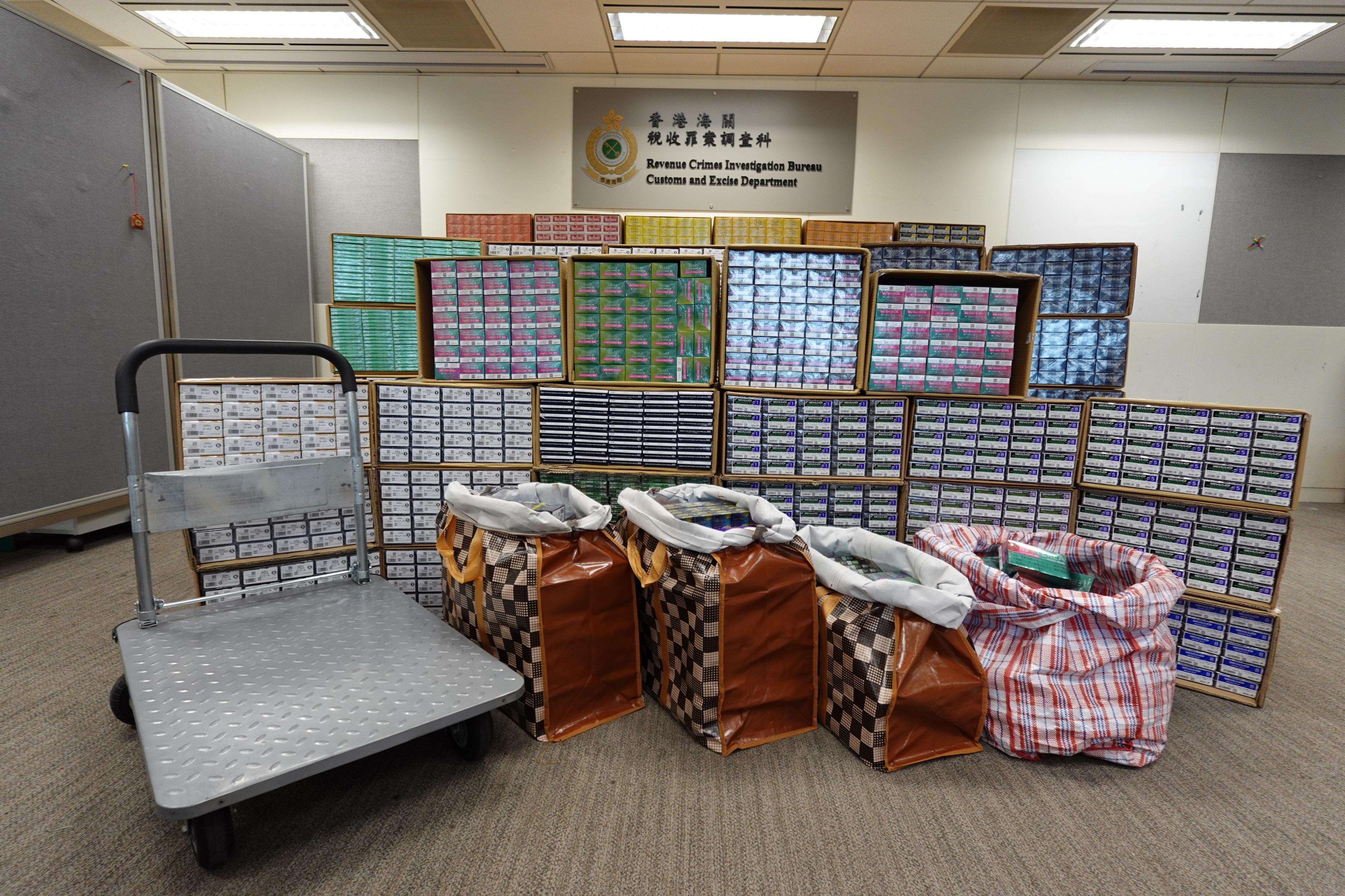 一名男子因處理未完稅香煙及管有另類吸煙產品作售賣目的，違反《應課稅品條例》及《吸煙（公眾衞生）條例》，一月十四日在西九龍裁判法院被判處監禁十三個月。圖示檢獲的私煙及另類吸煙產品。