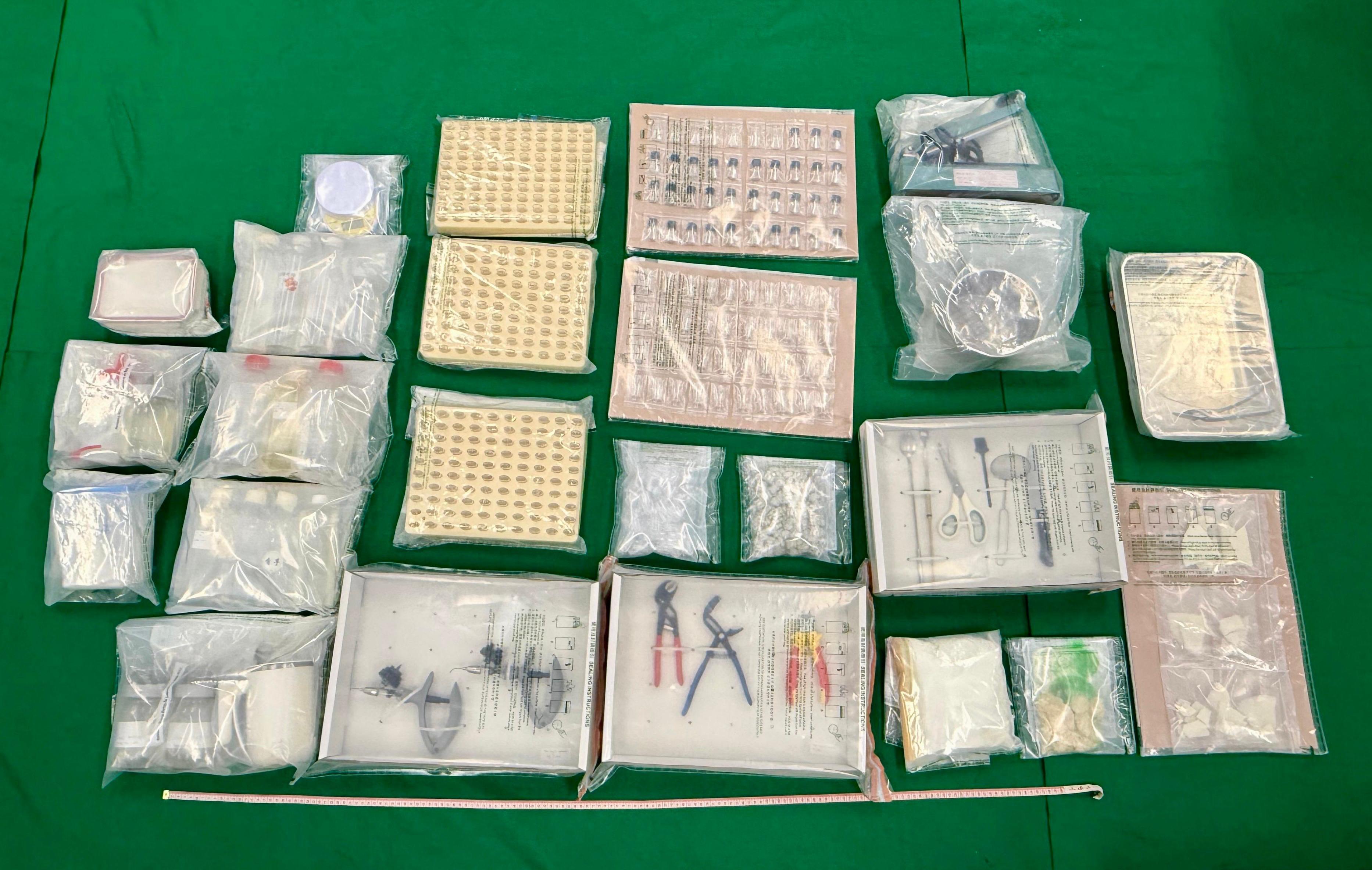 香港海關一月十四日在天水圍進行反毒品行動，共檢獲三百一十七粒懷疑依托咪酯煙彈、約一點七五公斤懷疑依托咪酯粉末、約一點四公斤懷疑依托咪酯油、約一點二公斤懷疑可卡因、約五百克懷疑霹靂可卡因和一批懷疑製毒工具。檢獲的懷疑毒品市值共約一千萬元。圖示案件中檢獲的懷疑毒品及懷疑製毒工具。
