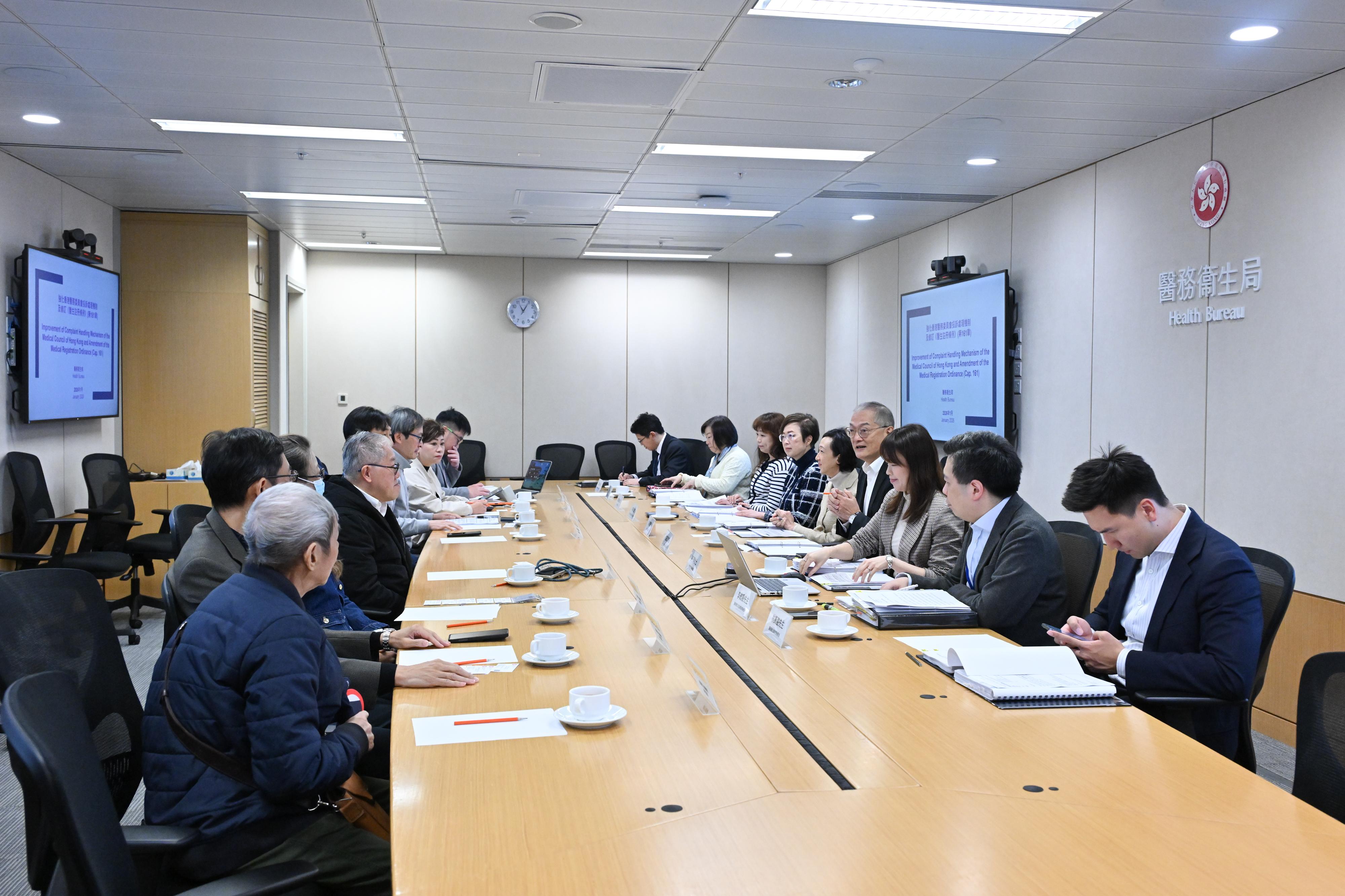 The Secretary for Health, Professor Lo Chung-mau (fourth right), chairs the first consultation meeting on the amendment of the Medical Registration Ordinance today (January 16), and meets with representatives of patient groups to listen to their views. Also attending is the Under Secretary for Health, Dr Cecilia Fan (fifth right).

