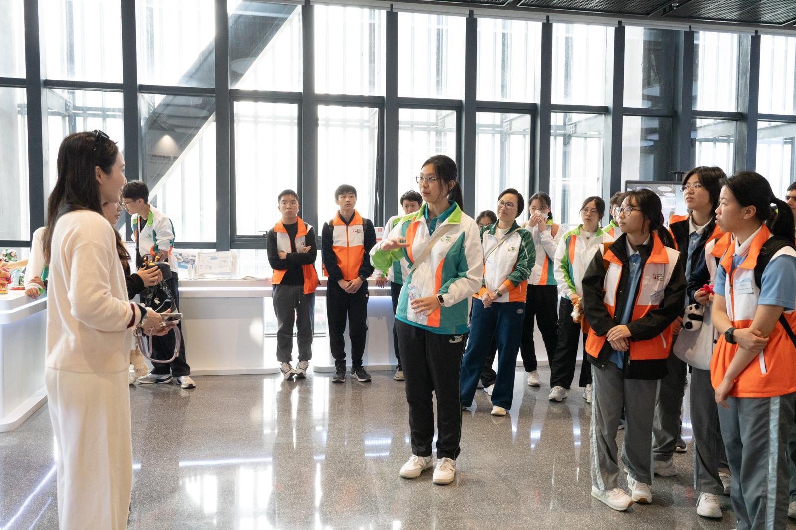 「香港海關青年發展計劃」（Customs YES）與合作夥伴「優質師友網絡」（QMN）今日（一月十七日）舉辦「Customs YES X QMN 創夢前海 低空經濟新機遇‧青年創業探索日」。圖示團員與駐前海深港青年夢工場的香港科創企業代表交流。