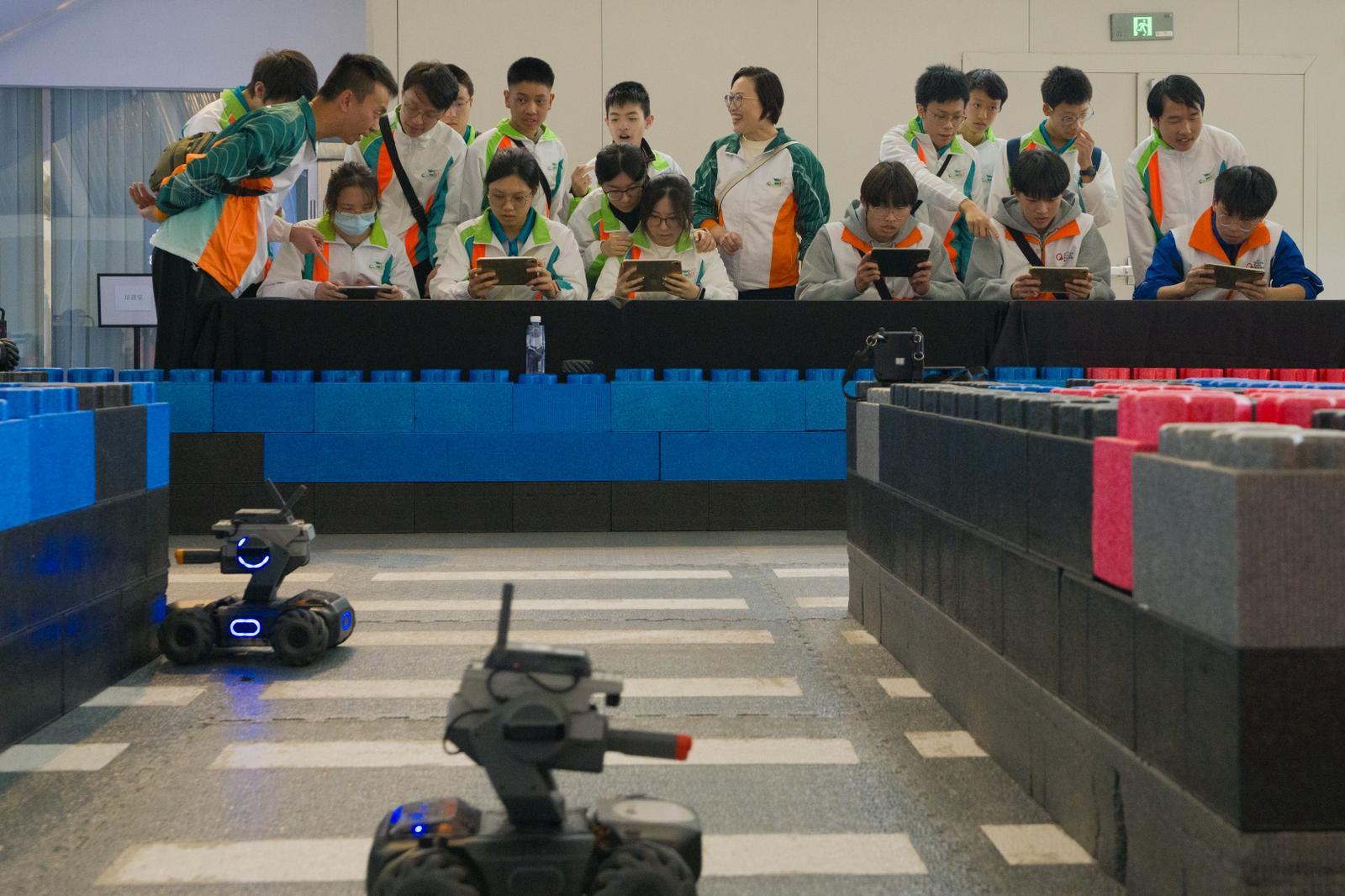 Customs YES organised the Customs YES X QMN Shenzhen Qianhai Youth Entrepreneurship Exploration Day with the collaboration partner Quality Management Network (QMN) today (January 17). Photo shows the participants participating in a robotics competition at a Drone Education Experience Centre in Shenzhen.