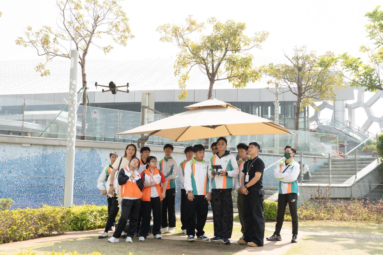Customs YES organised the Customs YES X QMN Shenzhen Qianhai Youth Entrepreneurship Exploration Day with the collaboration partner Quality Management Network (QMN) today (January 17). Photo shows the participants experiencing drone operation.