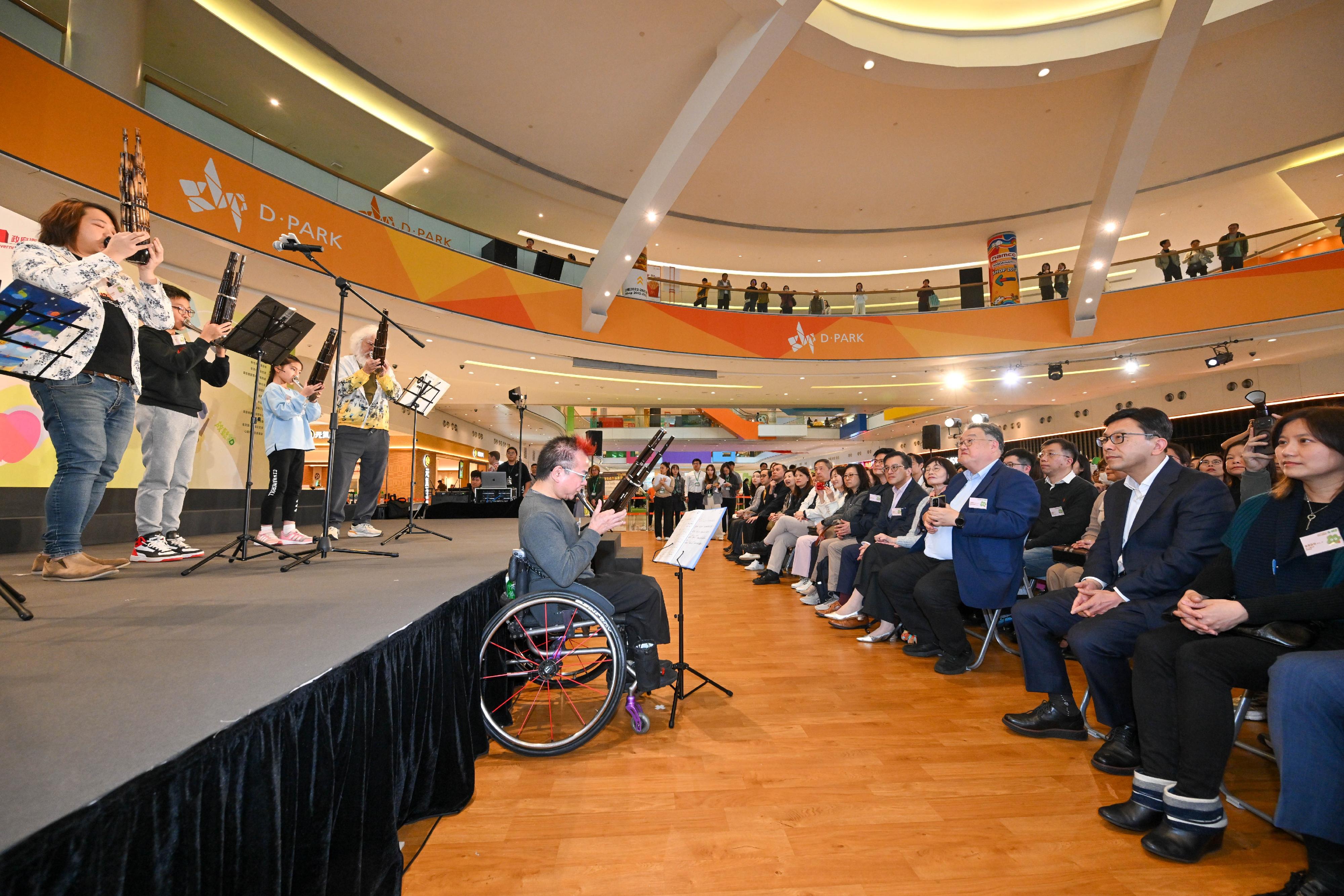 勞工及福利局局長孫玉菡今日(一月十七日)為「2025精神健康月」閉幕嘉許禮暨「活。好D」健康生活博覽主禮。圖示孫玉菡(右二)欣賞共融音樂表演。