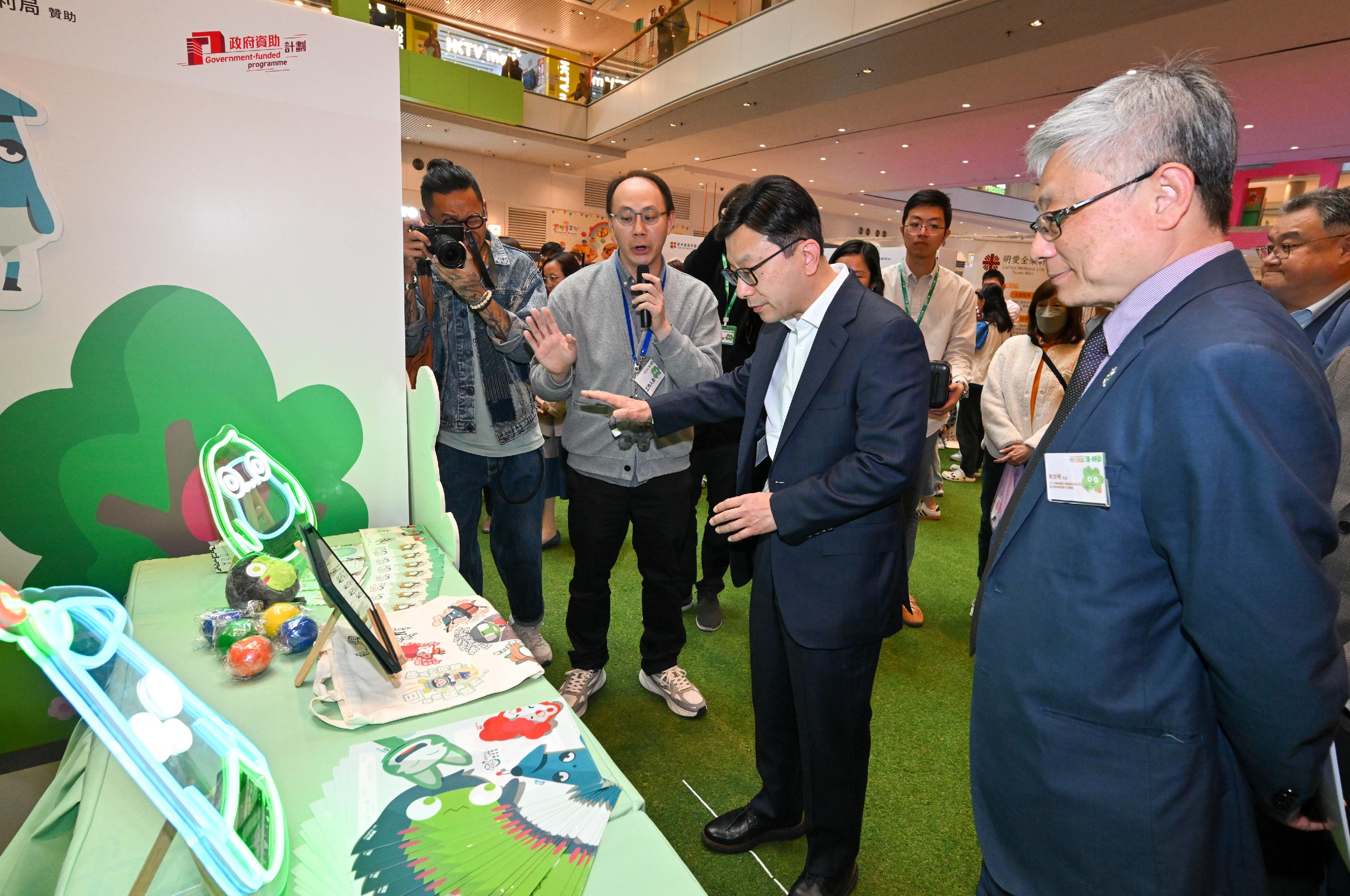 勞工及福利局局長孫玉菡今日(一月十七日)為「2025精神健康月」閉幕嘉許禮暨「活。好D」健康生活博覽主禮。圖示孫玉菡(右二)與「2025精神健康月」籌備委員會主席朱世明(右一)參與推廣情緒管理的攤位遊戲。