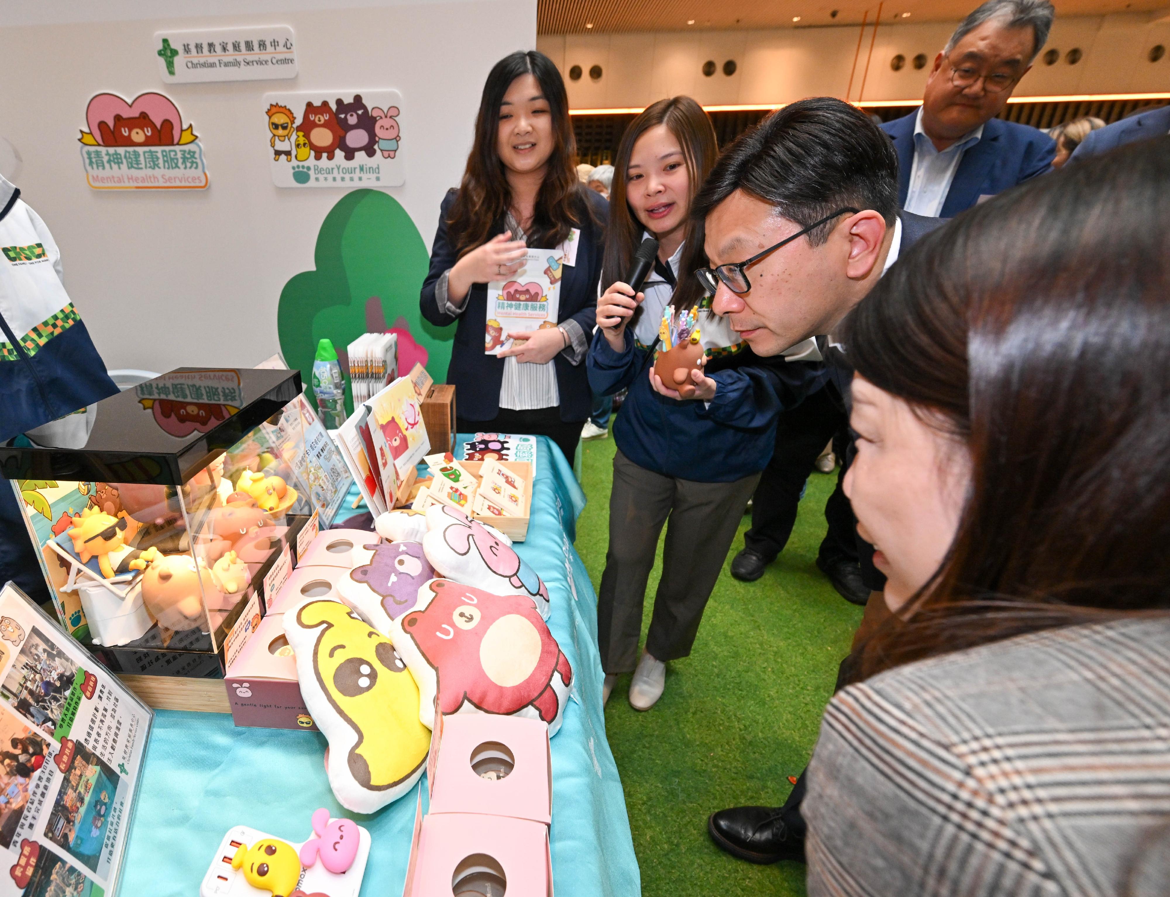 勞工及福利局局長孫玉菡今日(一月十七日)為「2025精神健康月」閉幕嘉許禮暨「活。好D」健康生活博覽主禮。圖示孫玉菡(右二)參與推廣精神健康的攤位。