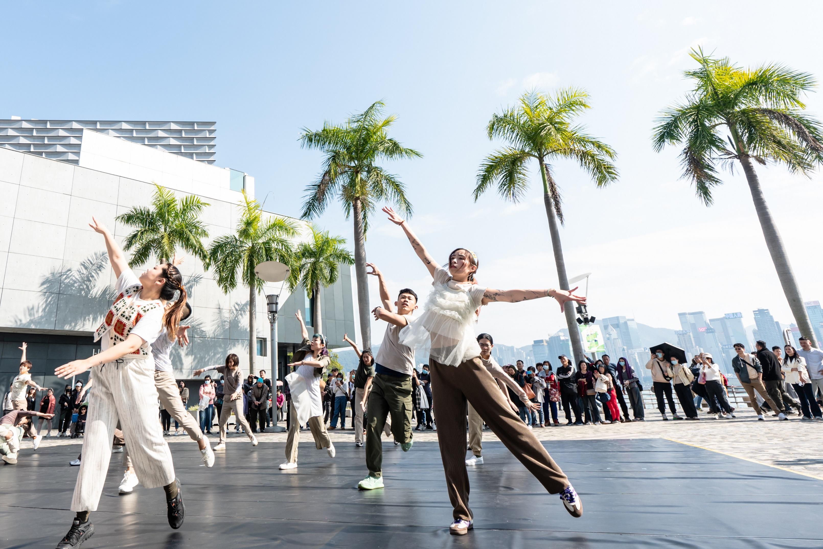 The "Dance with Love and Compassion" Inclusive Performance by DancingAndy and Dancer will be held this coming Sunday (January 25) at 3pm at the Hong Kong Cultural Centre Piazza Area C, featuring some 180 performers from over 10 inclusive dance troupes to promote inclusiveness in the arts. &emsp;