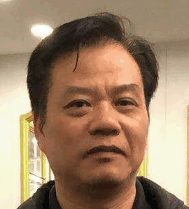 五十四歲男子李永瑤身高約一點七米，中等身材，圓面型，黃皮膚及蓄短黑白髮。他最後露面時身穿灰色外套、黑色短褲及黑色鞋。