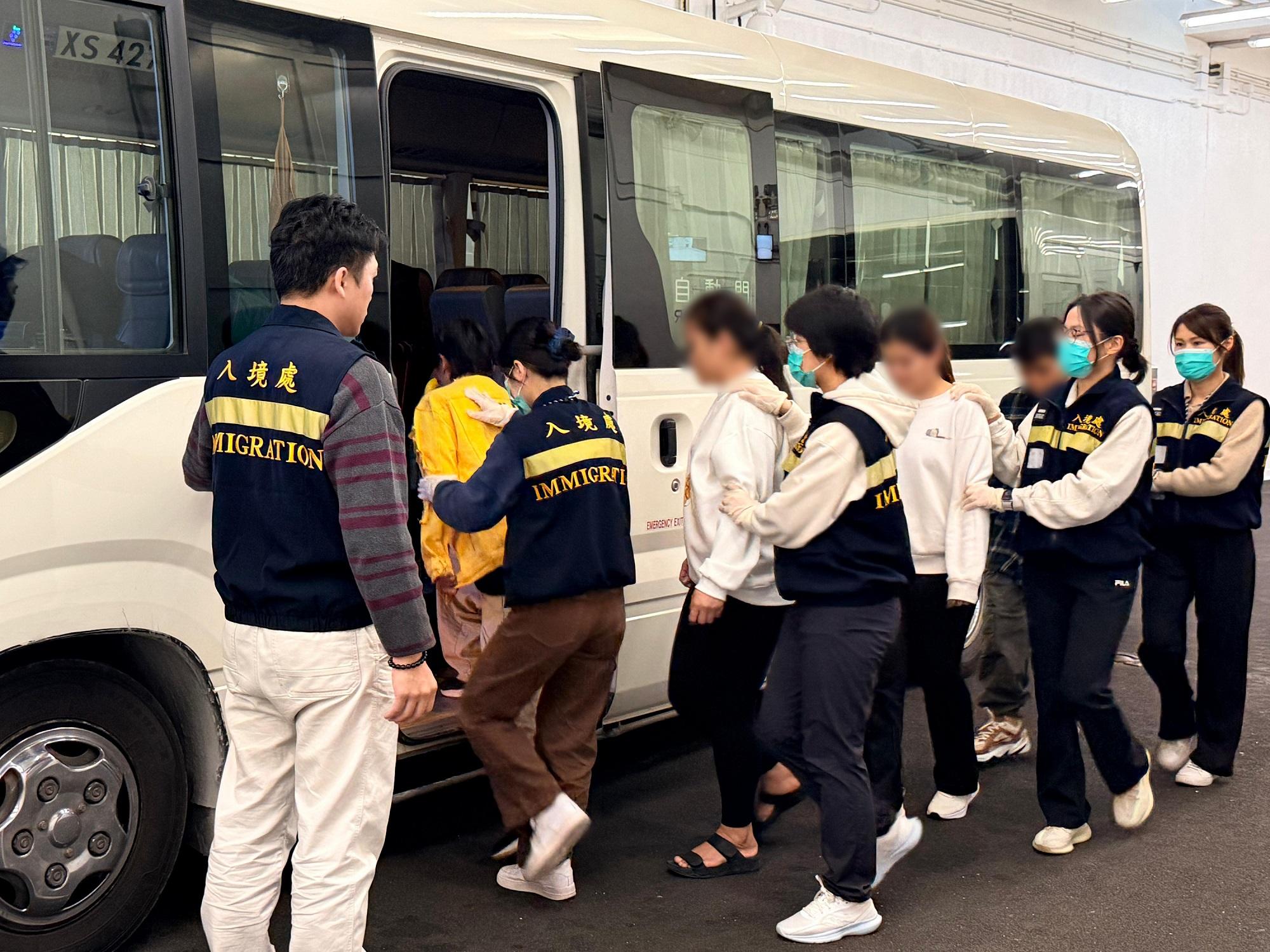 入境事務處（入境處）由一月十二日至昨日（一月十八日）一連七日執行代號為「銳盾」的遣送行動，先後遣送113名免遣返聲請不獲確立人士回原居地。圖示被遣返人士在入境處人員押送下離開羈押地點前往機場。