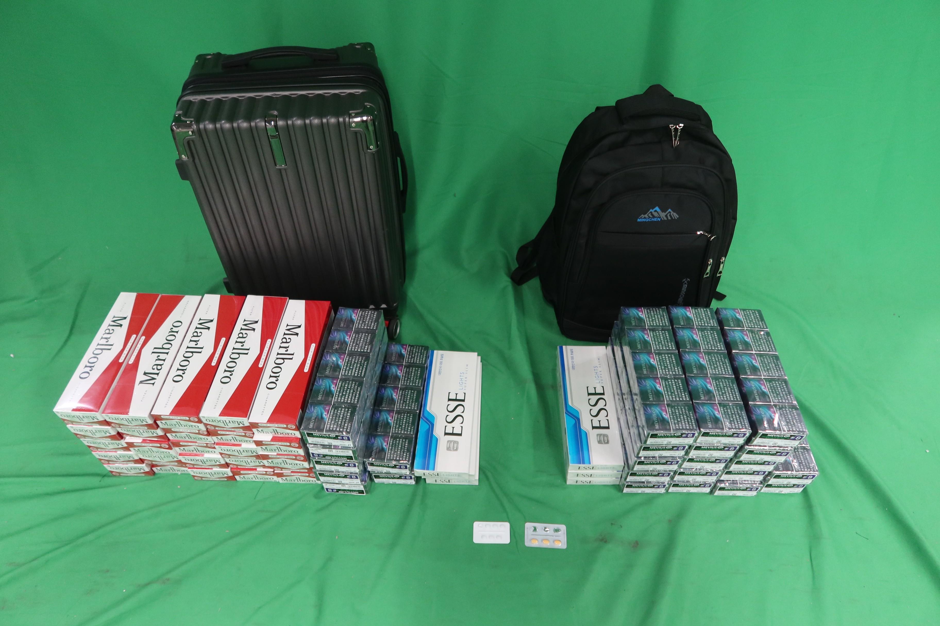 一名四十八歲入境男旅客因處理未完稅香煙，未有向海關人員作出申報，以及並非根據及按照進口許可證的規定而輸入禁運物品，違反《應課稅品條例》和《進出口條例》，今日（一月十九日）在西九龍裁判法院被判處監禁三個月，以及罰款五百元。圖示檢獲的未完稅香煙及藥劑產品。
