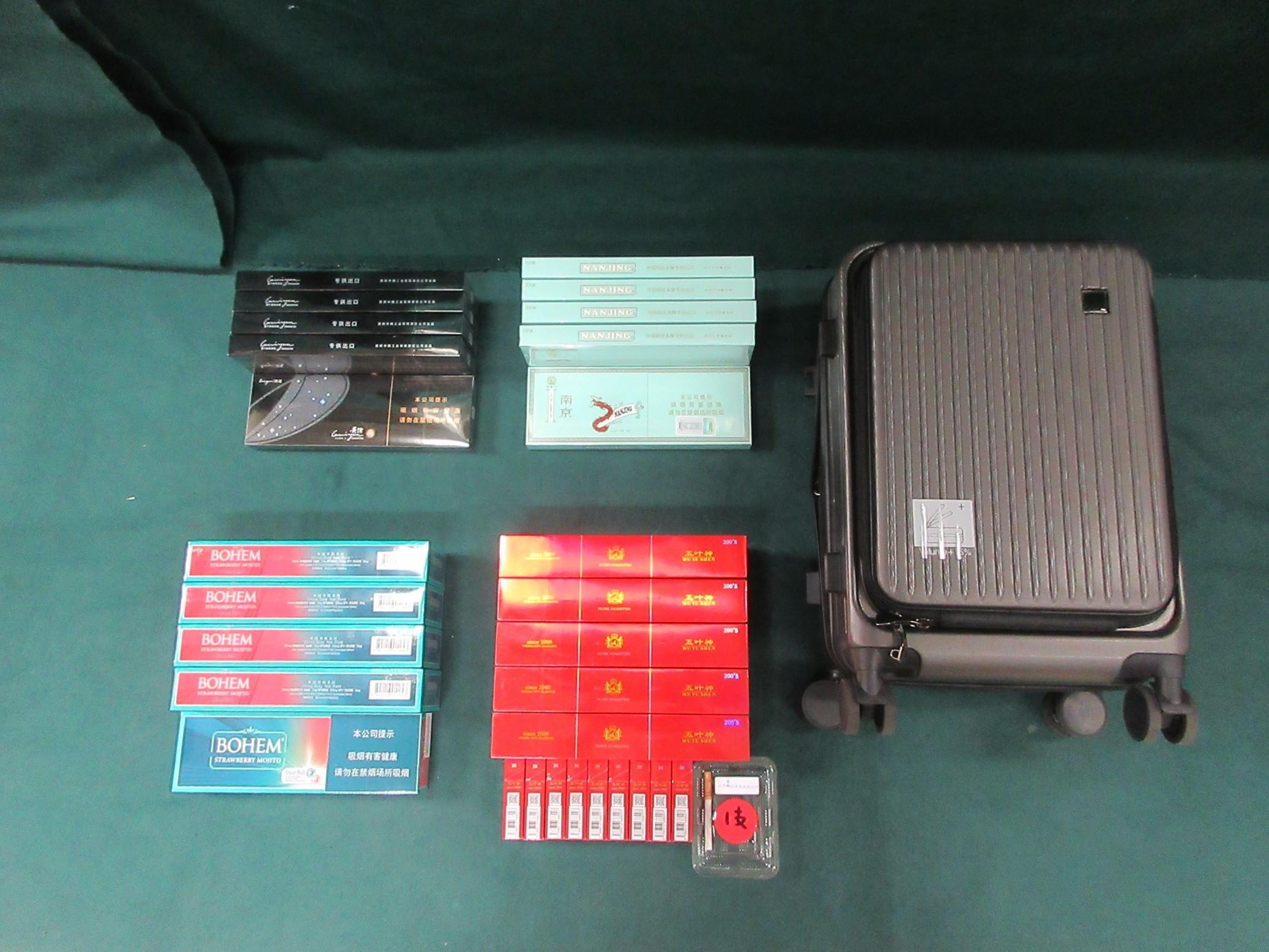 兩名入境旅客因管有未完稅香煙和未有向海關人員作出申報，違反《應課稅品條例》，今日（一月十九日）在粉嶺裁判法院分別被判處監禁四個月及罰款一千元，和監禁兩個月。圖示部分檢獲的未完稅香煙和用作收藏該些未完稅香煙的個人行李。


