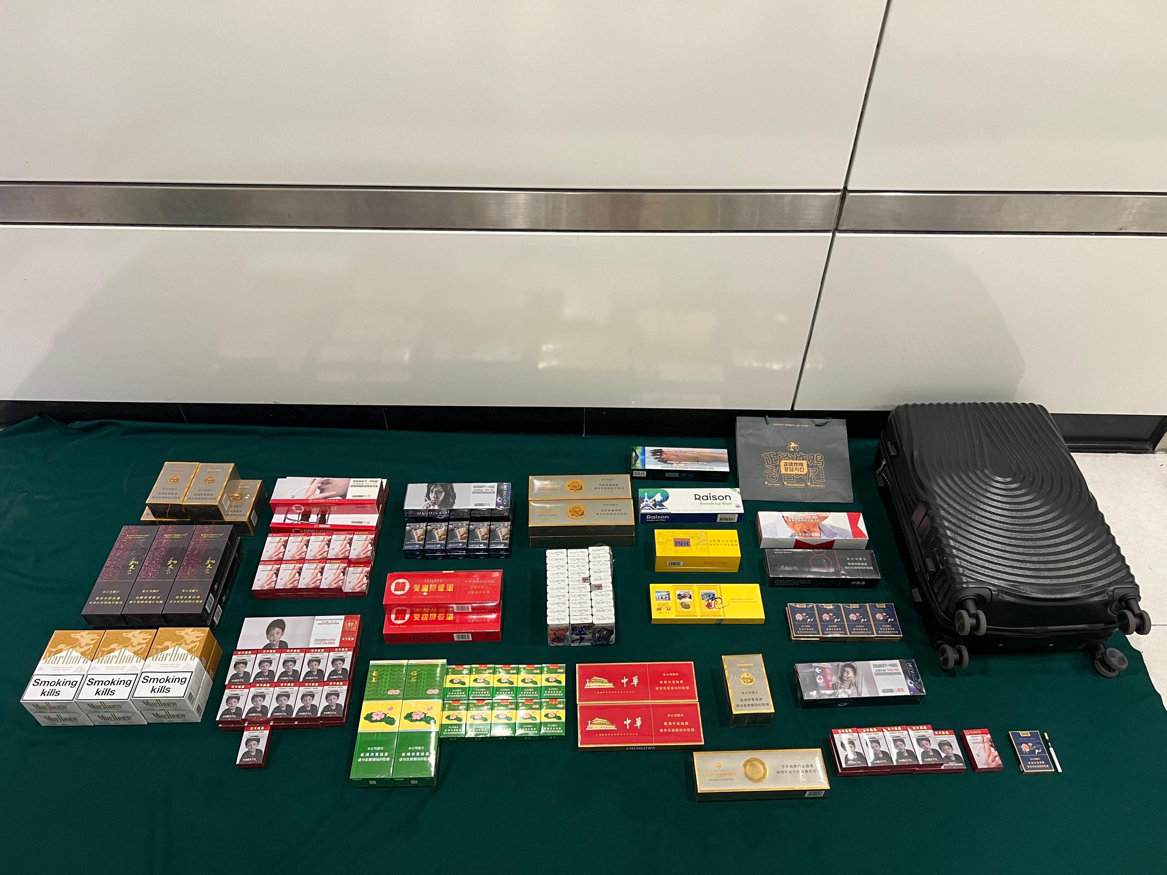 Two incoming passengers were sentenced to four months' imprisonment with a fine of $1,000, and two months' imprisonment respectively by the Fanling Magistrates' Courts today (January 19) for possessing duty-not-paid cigarettes and failing to declare them to Customs officers, in contravention of the Dutiable Commodities Ordinance. Photo shows some of the duty-not-paid cigarettes seized and the personal baggage used to conceal them.
