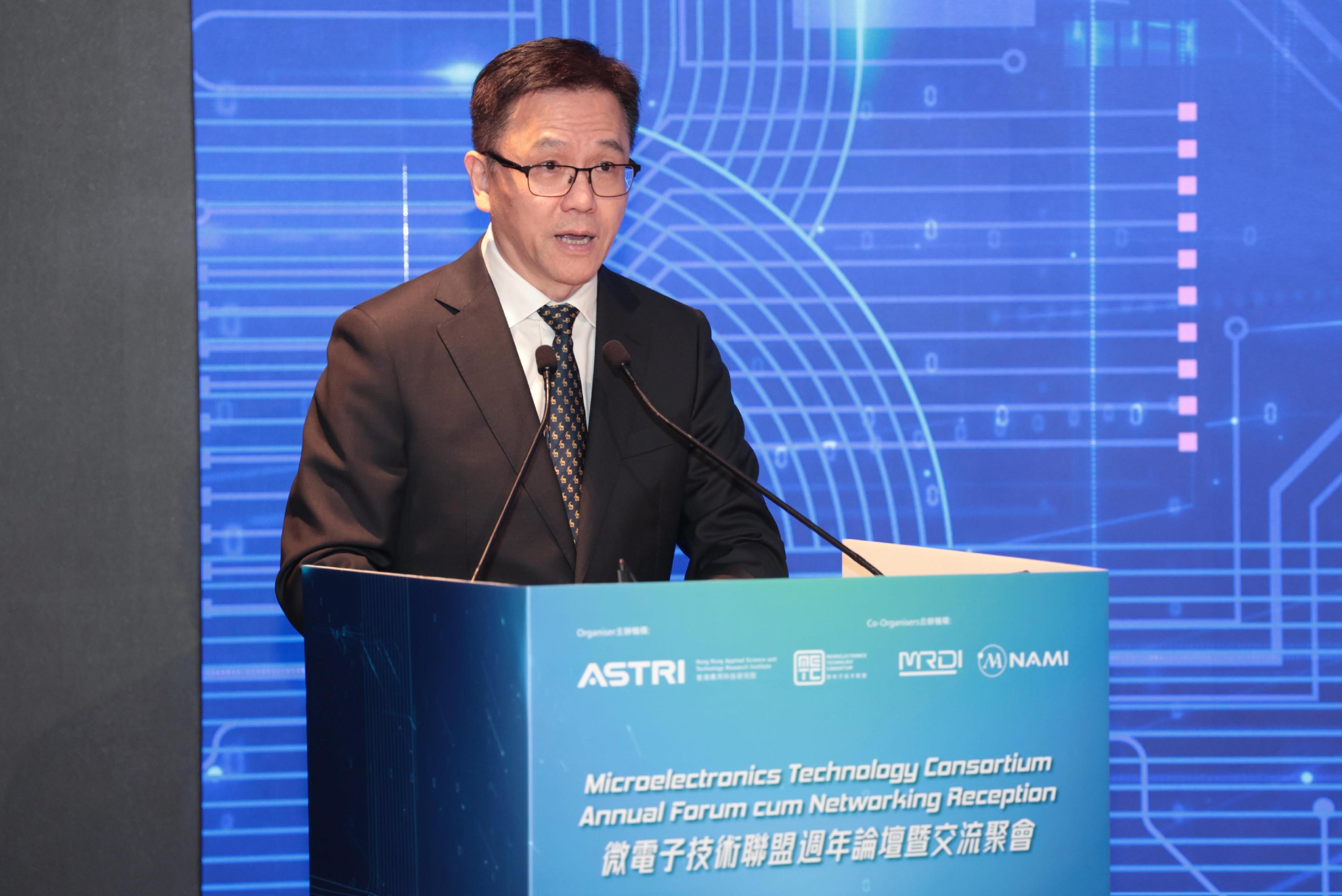 創新科技及工業局局長孫東教授今日（一月十九日）在微電子技術聯盟週年論壇暨交流聚會上致辭。