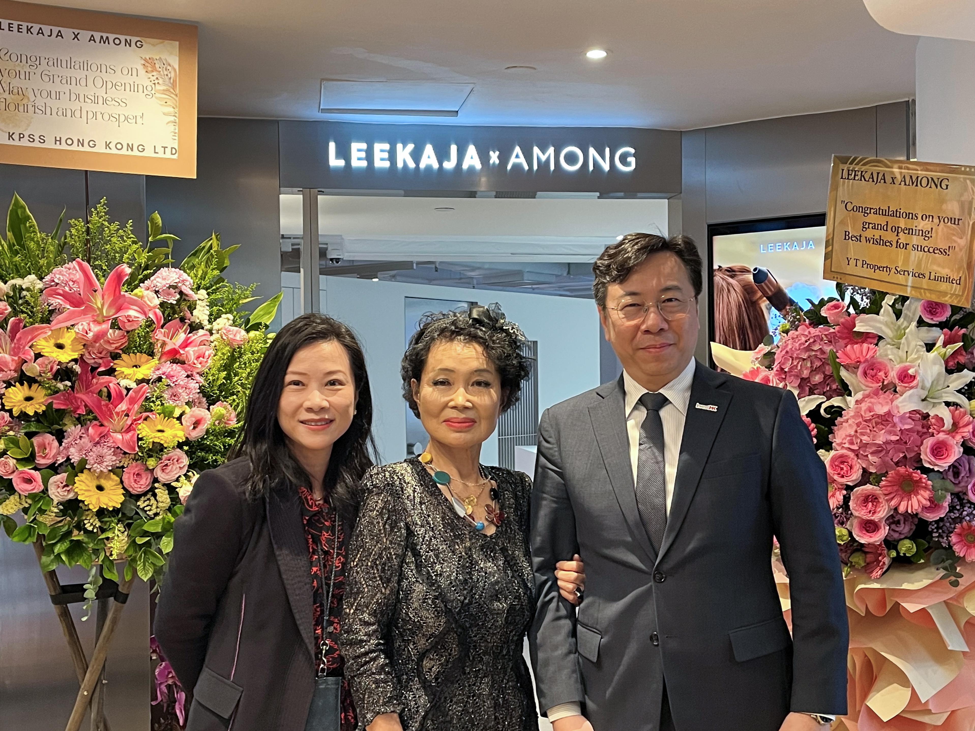 Invest Hong Kong (InvestHK) today (January 20) announced that LEEKAJA x AMONG, a new flagship store collaborated on between Korean premium hair brand LEEKAJA and creative brand AMONG, has launched in Central. The brand also established its Hong Kong regional headquarters as a core base for expanding its Asian operations. Photo shows Associate Director-General of Investment Promotion of InvestHK Mr Arnold Lau (right); the founder of LEEKAJA, Ms Lee Kaja (centre); and the Head of Consumer and Hospitality of InvestHK, Ms Sindy Wong (left), at the new flagship store in Central.