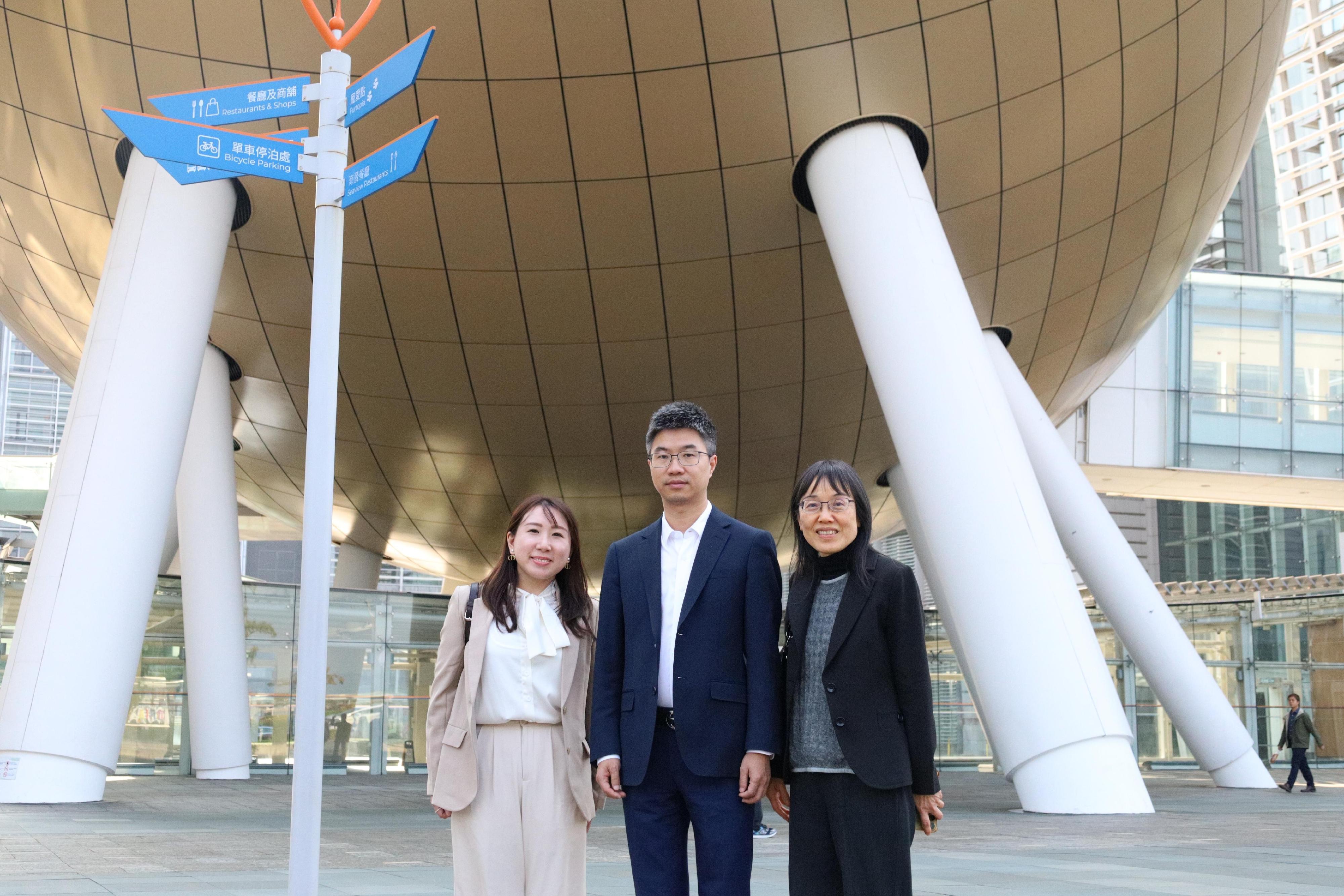 投資推廣署（投資署）今日（一月二十一日）宣布，內地專業人工智能技術產品及服務供應商佳都科技集團股份有限公司（佳都科技）在香港設立研發中心，並以此作為其香港及海外業務和產業合作的地區總部。圖示香港佳都科技行政總裁劉佳（中）、投資署數字科技與數據基礎建設總裁周寶芬（右）及投資署數字科技與數據基礎建設高級副總裁郭雅雯（左）於香港科學園合照。